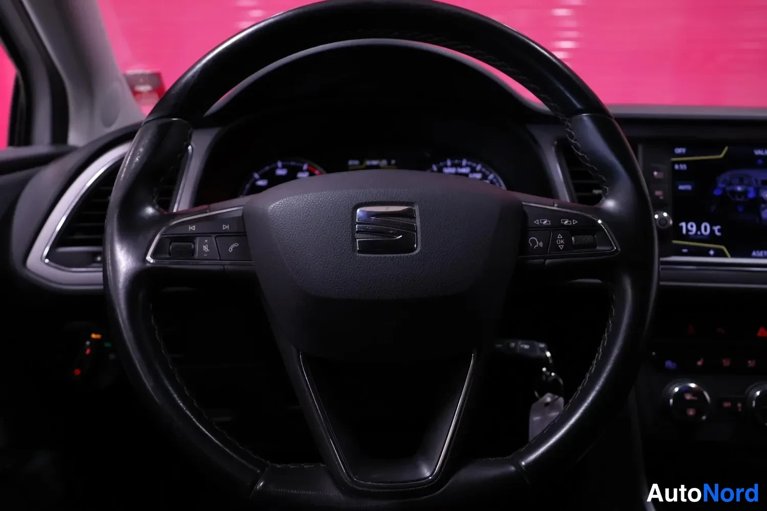 Muu: Sisäkuva: SEAT-ohjauspyörä, mittaristo ja osa kojelaudasta sekä infotainment-näyttö, jossa näkyy 19,0 °C.