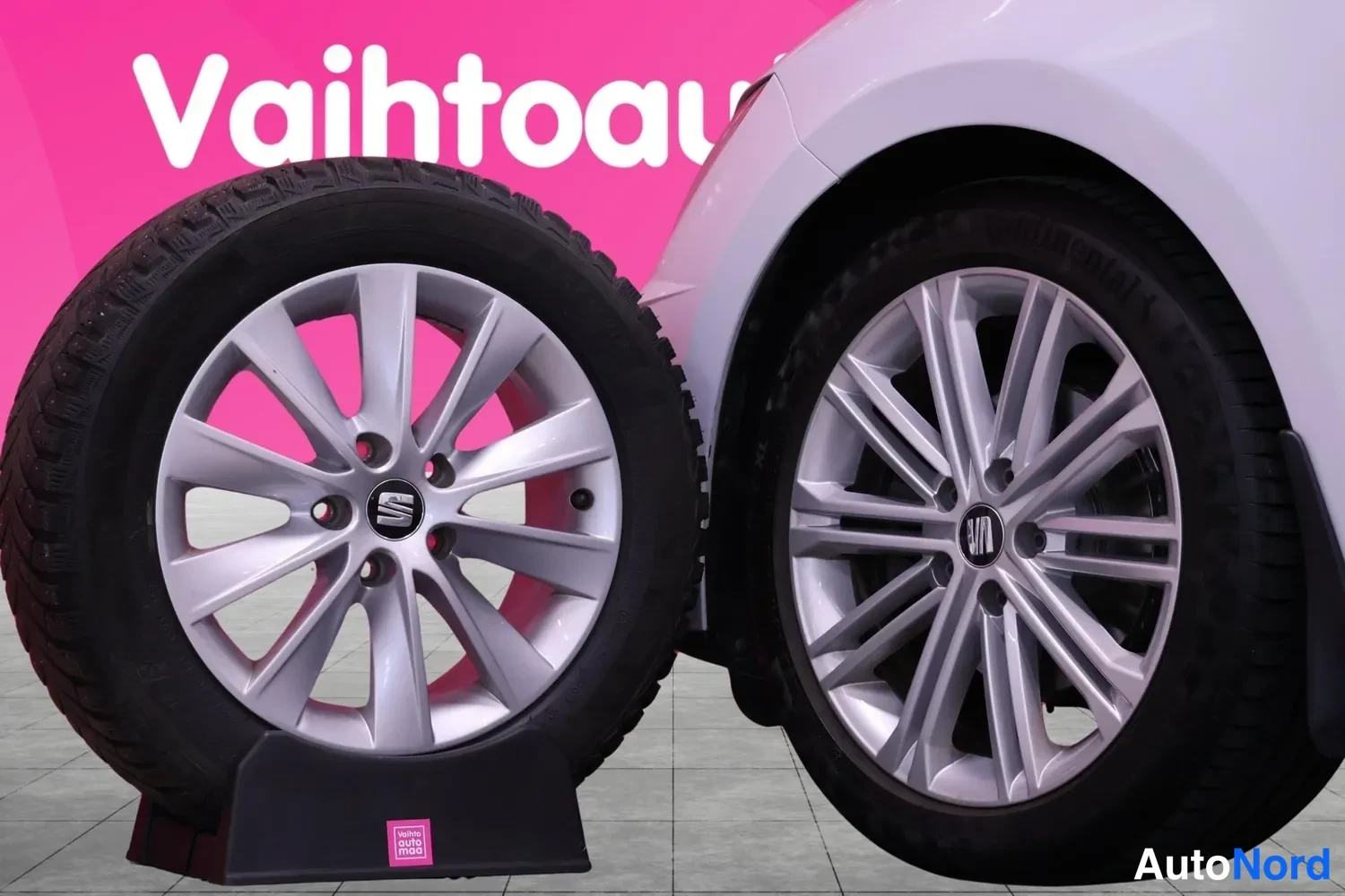 Yksityiskohta: Kaksi Seat-kevytmetallivannetta kuvattuna rinnakkain; vasemmalla talvirenkaalla varustettu vanne ja oikealla auton asennettu rengas.