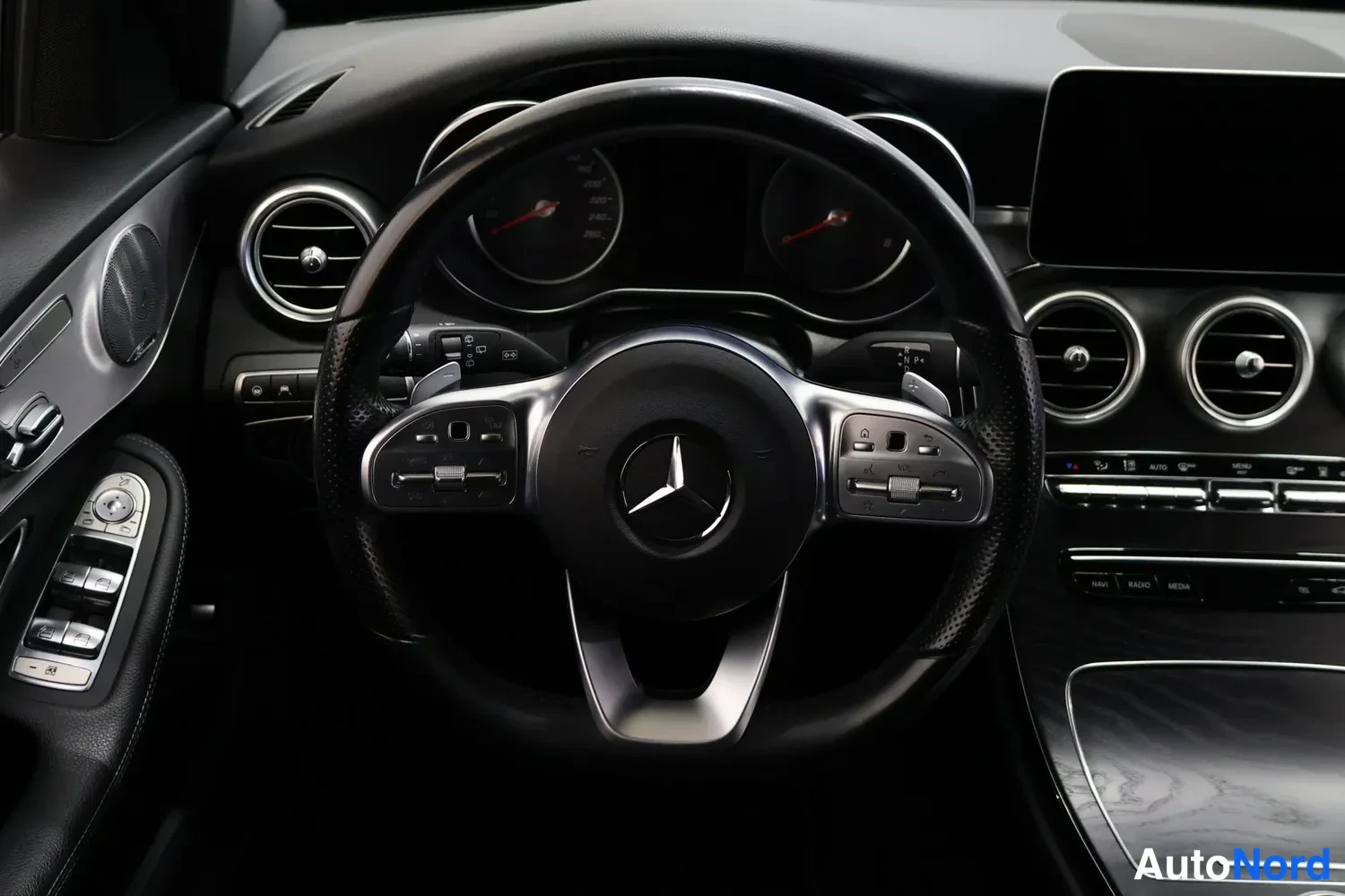 Muu: Ohjaamon etunäkymä: Mercedes-Benzin ohjauspyörä, mittaristo ja keskikonsoli ilmalämpöpilleineen.