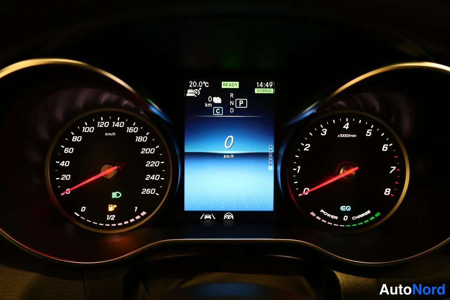 Muu: Mittaristot: nopeusmittari ja kierroslukumittari sekä tietoisku näyttää 0 km/h, P-vaihteen ja HYBRID READY -tilan.