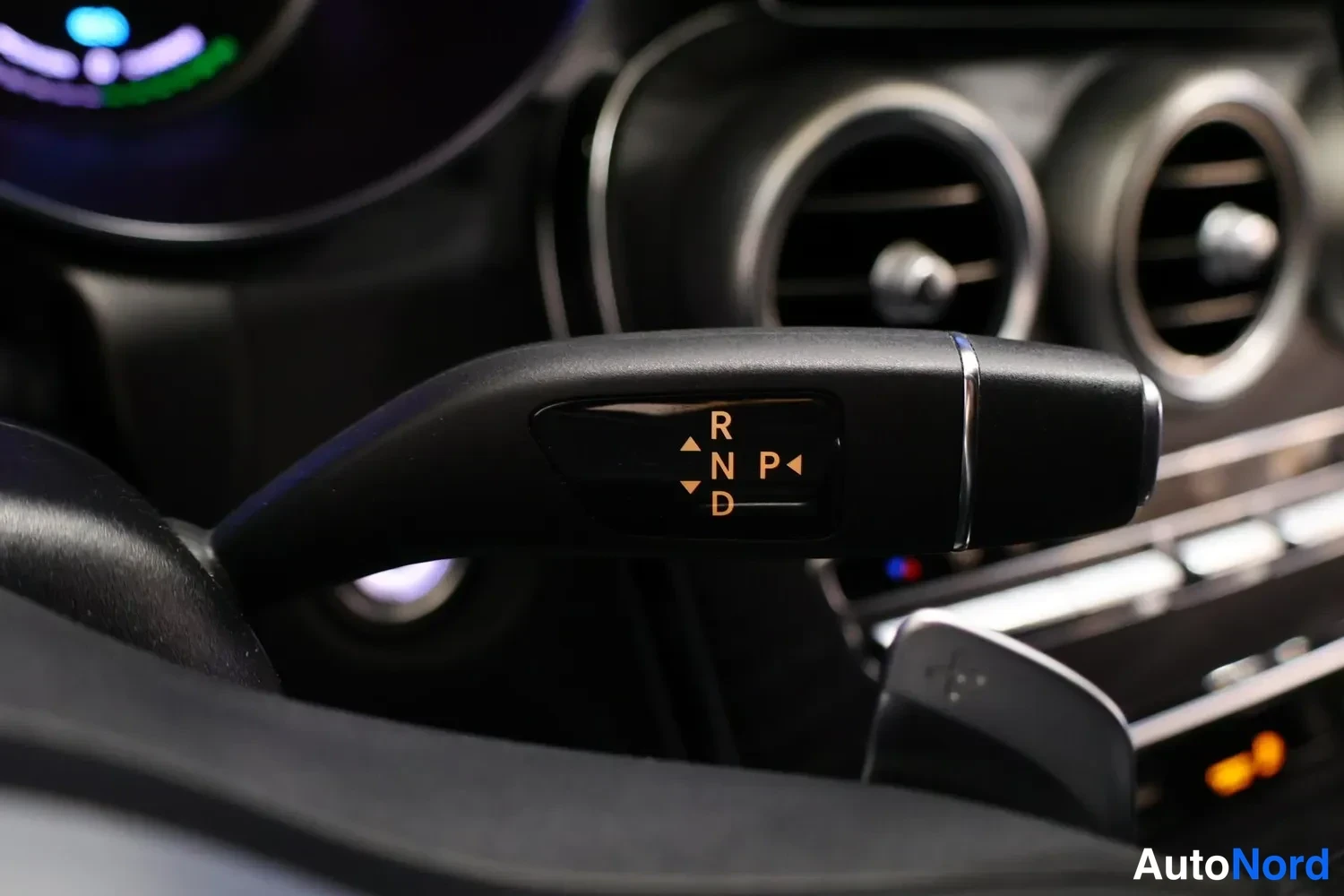 Yksityiskohta: Sisätilakuvan automaattivaihteiston valitsinvipu, jonka näytössä lukevat kirjaimet R, N, D ja P.