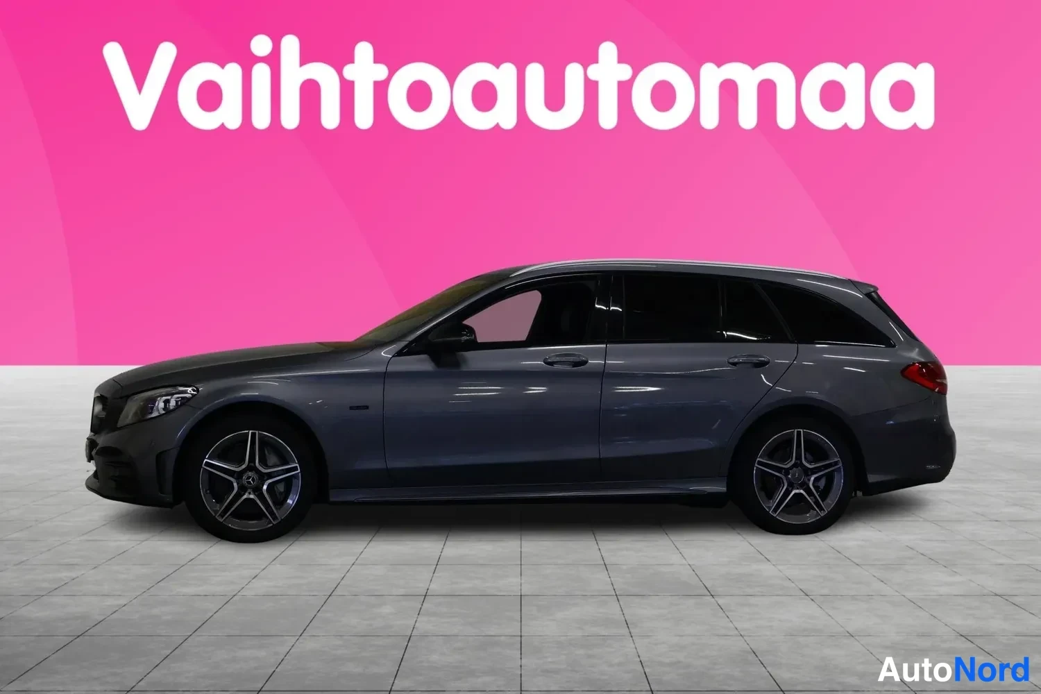 Sivulta: Mercedes-Benz C-farmari sivulta oikealta, tummanharmaa.