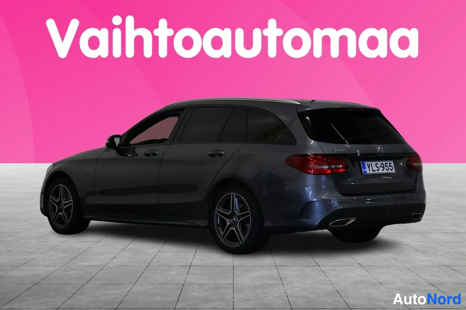 Takaviisto: Mercedes-Benz C-farmari takaa vasemmalta, tummanharmaa, rekisteritunnus.