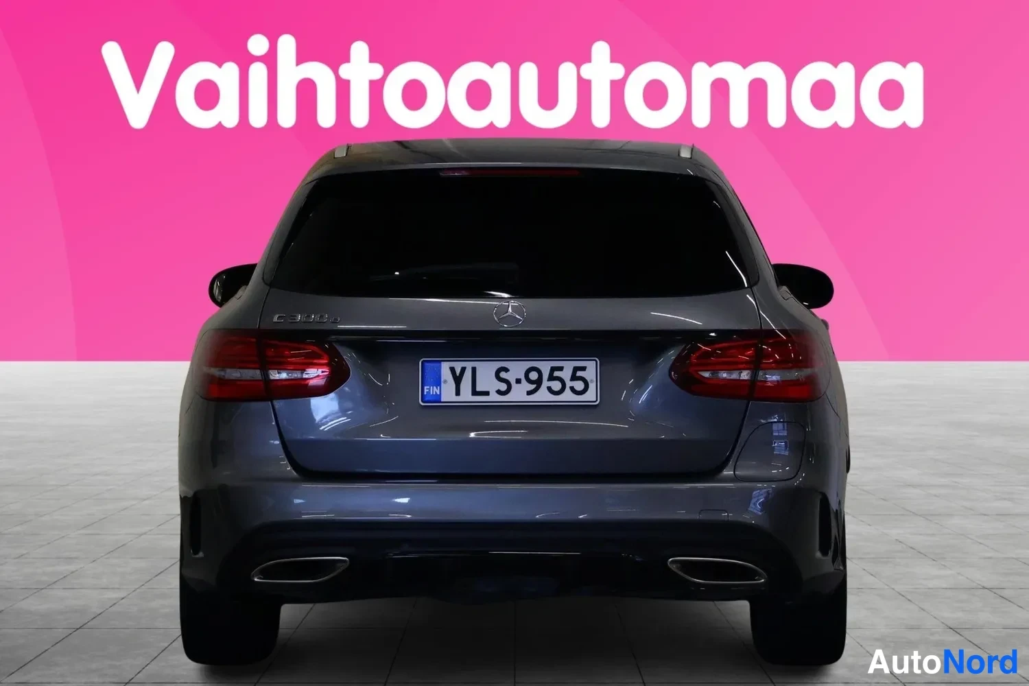 Takaa: Mercedes-Benz C-farmari suoraan takaa, tummanharmaa, rekisteritunnus.
