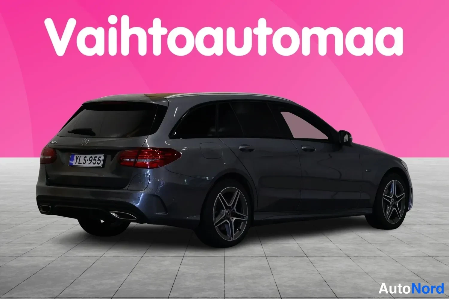 Takaviisto: Tummansinisenharmaa Mercedes-Benz C-sarjan farmari takaviistosta oikealta, rekisterikilpi, viistosti asennetut LED-ajovalot ja takavaloissa punainen lasi.