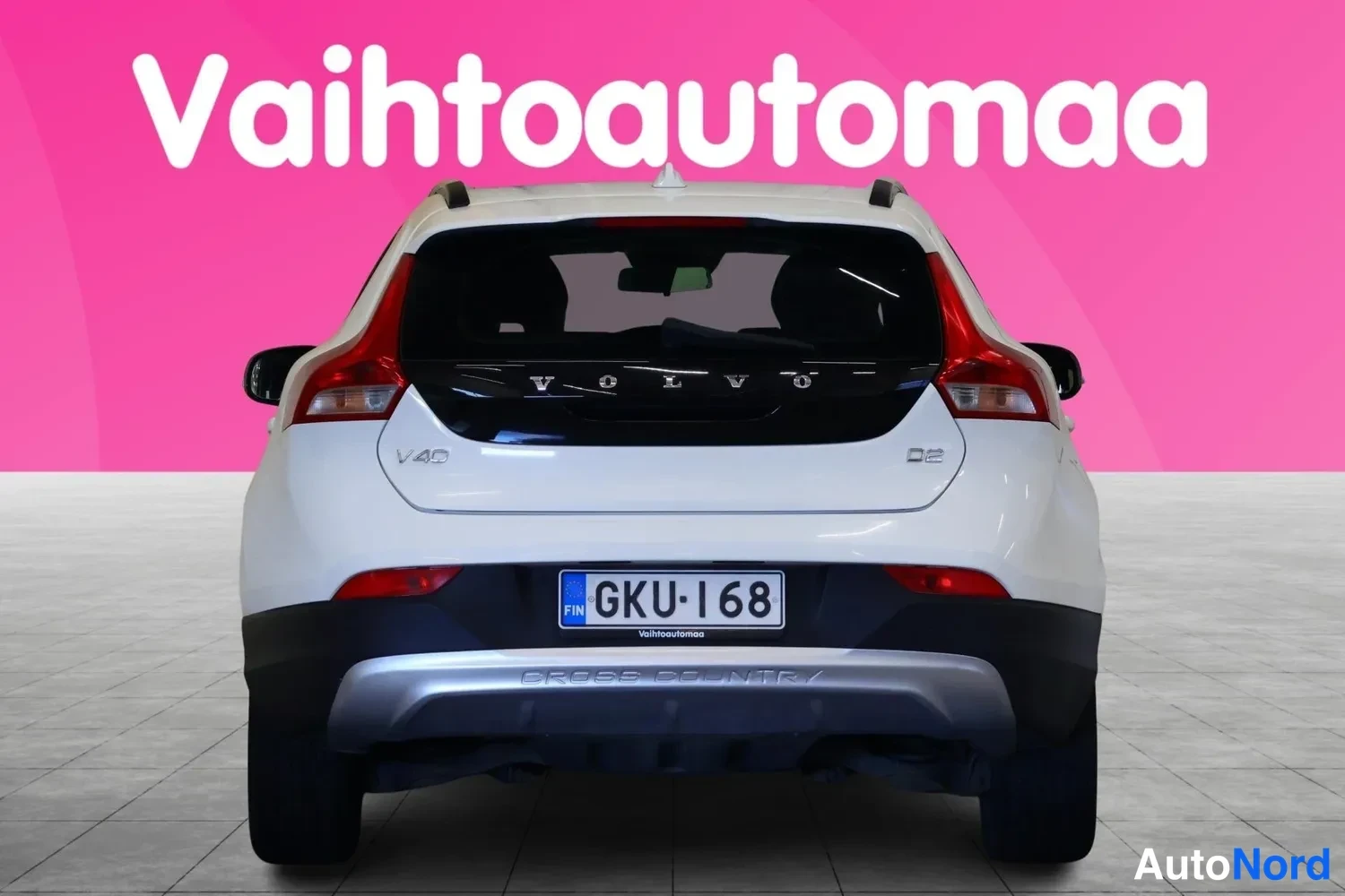 Takaa: Valkoinen henkilöauto suoraan takaa kuvattuna, rekisterikilpi.