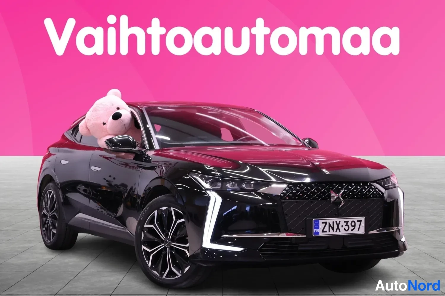 Etuviisto, nokka oikealle: Musta DS 4 -henkilöauto kulmassa edestä oikealta, rekisteritunnus