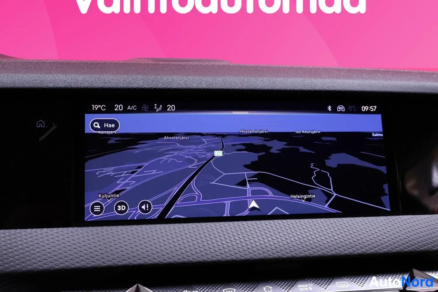 Muu: Kojelaudan infotainment-näyttö, jossa navigointikartta Helsingin seudulta, ilmastointi 20 asti A/C päällä ja kello 09:57.