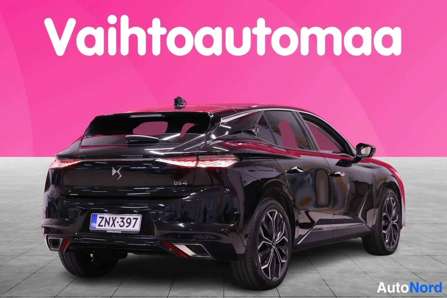 Takaviisto: Mustan DS 4 -auton takakulma, rekisteritunnus ja DS 4 -merkintä takaluukussa