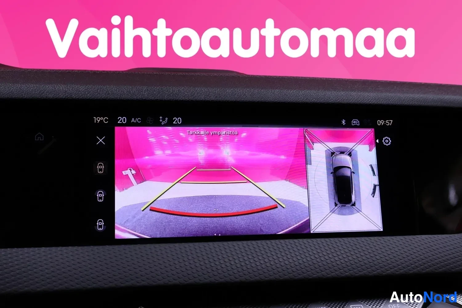 Muu: Kojelaudan infotainment-näyttö näyttää ympärönäkymän ja peruutuskameran kuvan, teksti Tarkkaile ympäristöä.