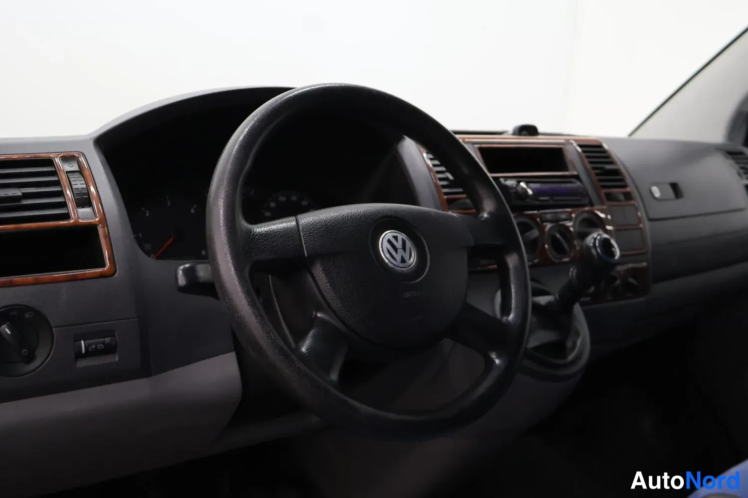 Muu: VW-ohjauspyörä, automaattivaihtehan, radio ja auringonsuojalasit.