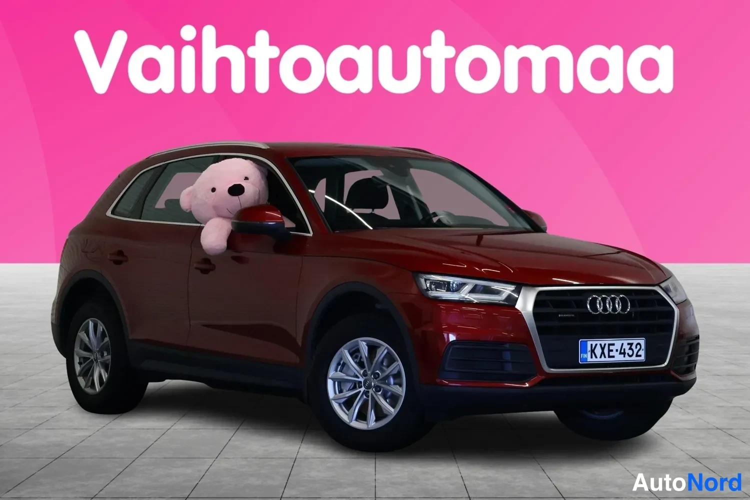 Etuviisto, nokka oikealle: Punaruskea auto etuviistosta oikealta, rekisterikilpi.