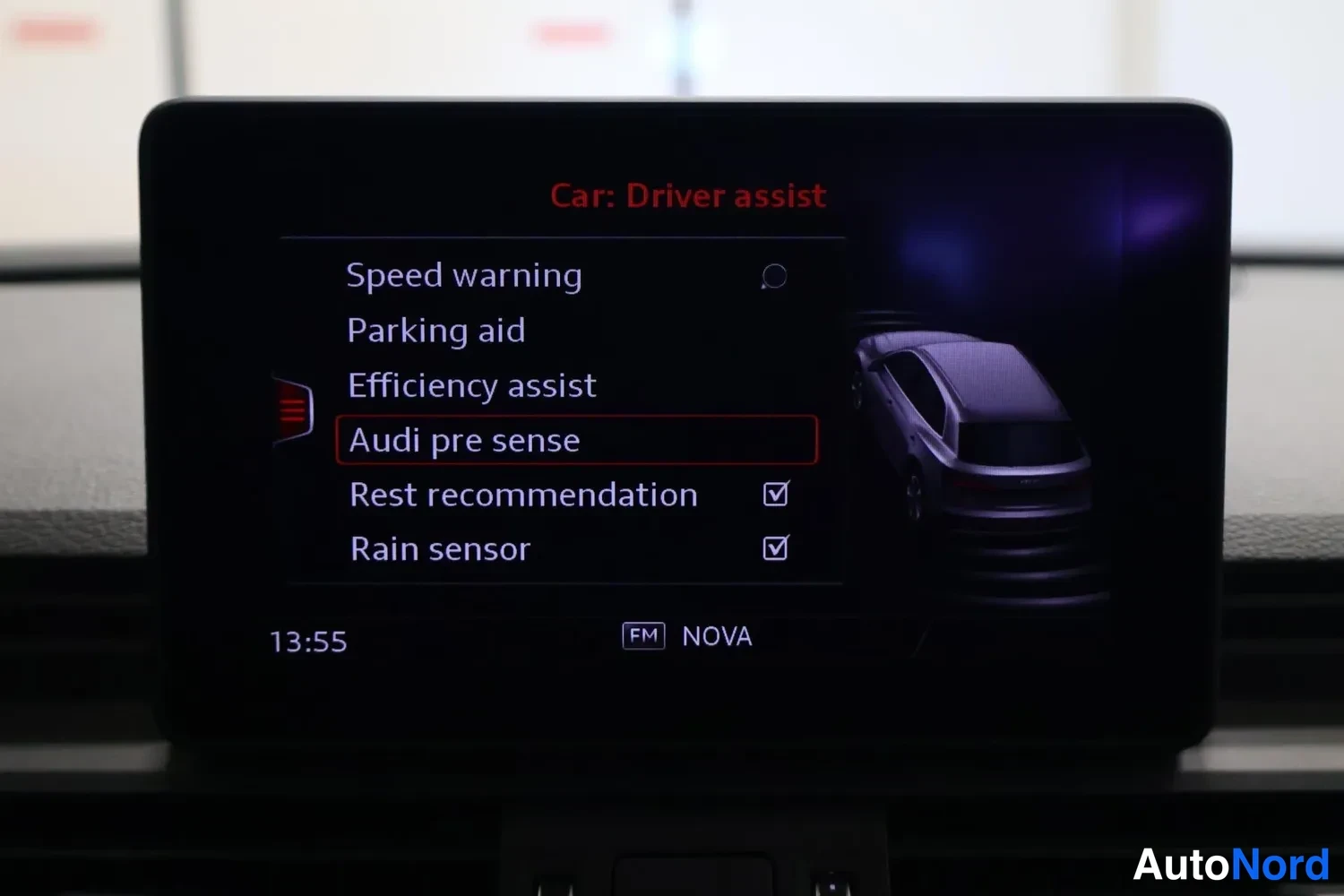 Yksityiskohta: Keskusnäyttö valikossa Car: Driver assist, kohteina Speed warning, Parking aid, Efficiency assist, Audi pre sense, Rest recommendation ja Rain sensor, kaksi vii