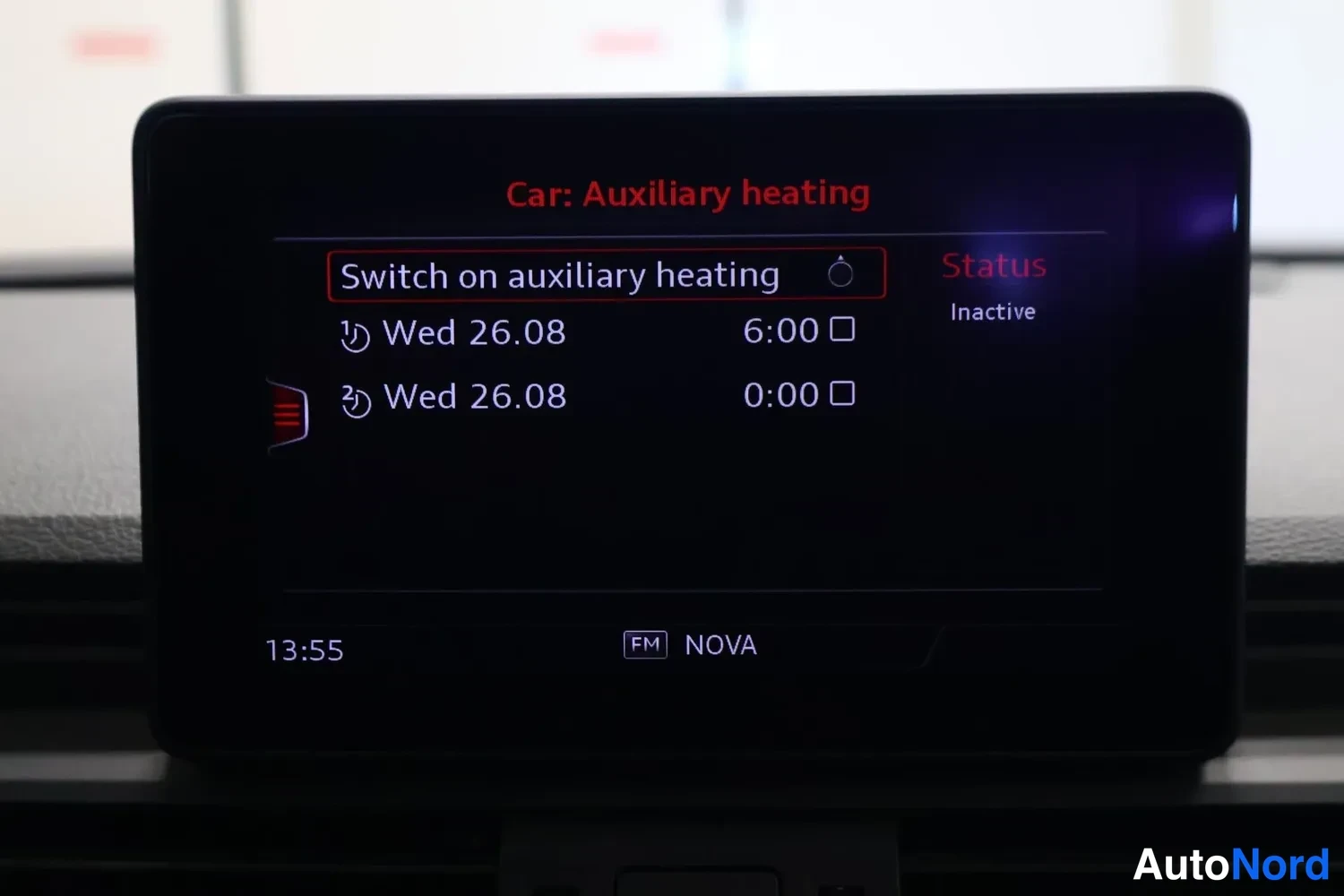Yksityiskohta: Keskusnäyttö valikossa Car: Auxiliary heating, valinta Switch on auxiliary heating, ajastettu ajankohta Wed 26.08 kello 6:00 ja toinen Wed 26.08 kello 0:00, til