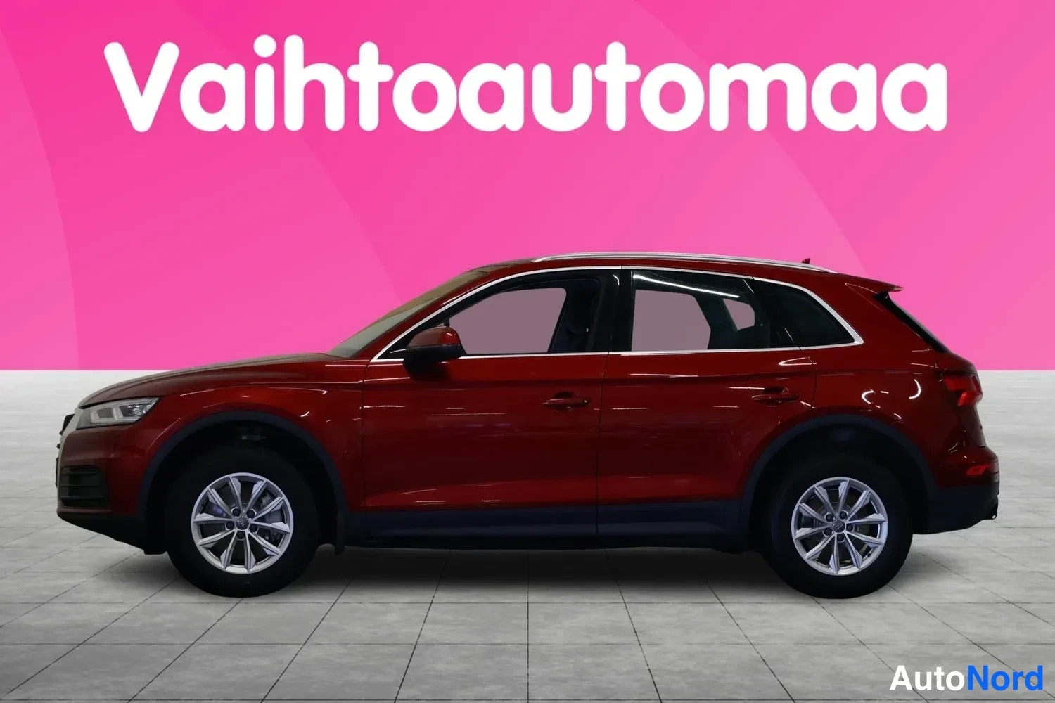 Sivulta: Punainen Audi Q5 farmarivalo sivulta, vasen kylki kuvassa, rekisteritunnus.