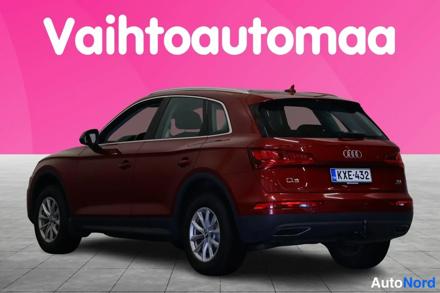 Takaviisto: Punainen Audi Q5 farmarivalo takakulmasta, rekisteritunnus, Q5-merkintä takaluukussa.