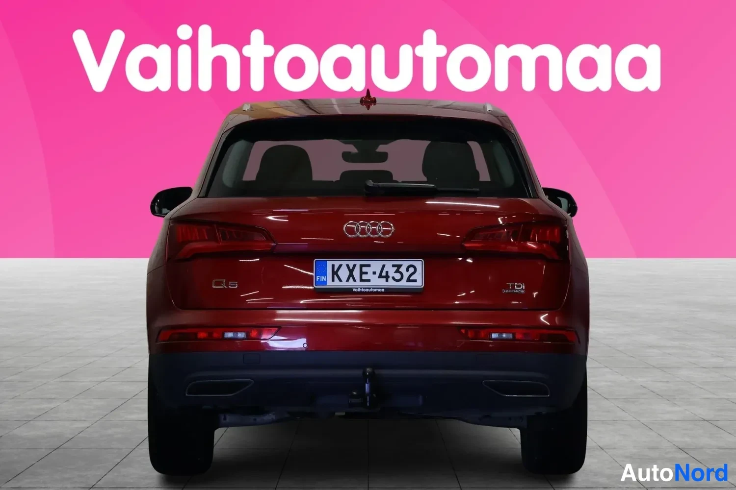 Takaa: Punainen Audi Q5 farmarivalo suoraan takaa, rekisteritunnus, TDI-quattro-merkinnät takapuskurissa.