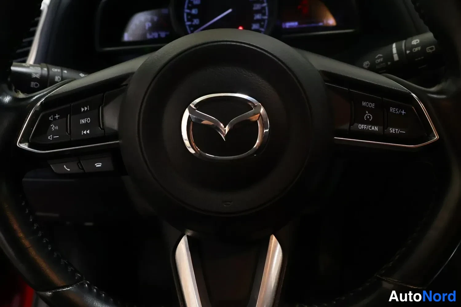 Muu: Mazda-ohjauspyörä, napeissa äänentoisto- ja risteilynohjaimen painikkeet