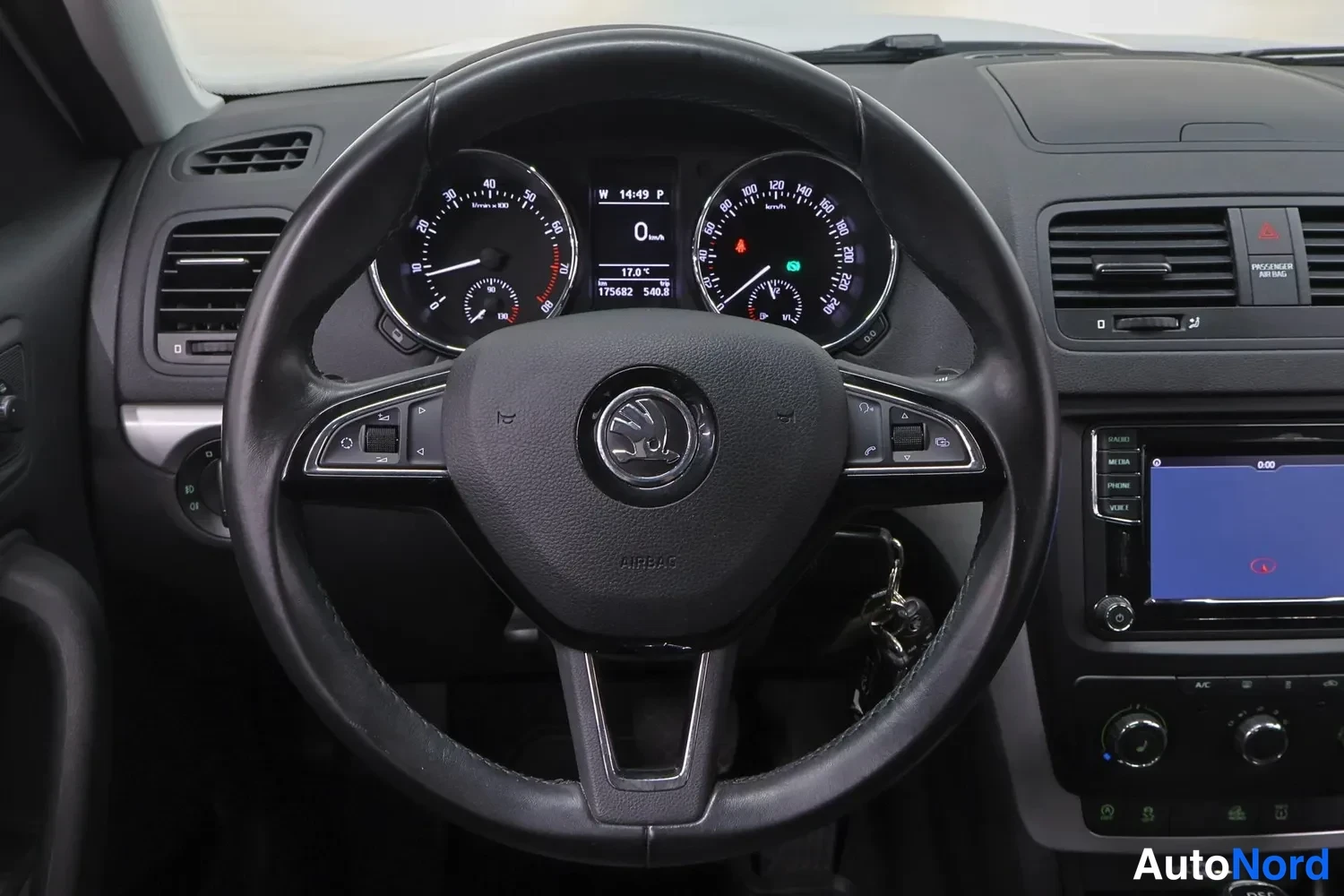 Muu: Skoda-merkkinen ohjauspyörä, kojelauta ja osa keskikonsolista näytöllineen.