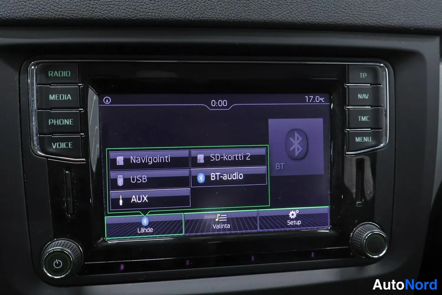Etuviisto, nokka oikealle: Infotainment source menu with navigation, SD card, USB, AUX and BT-audio options.