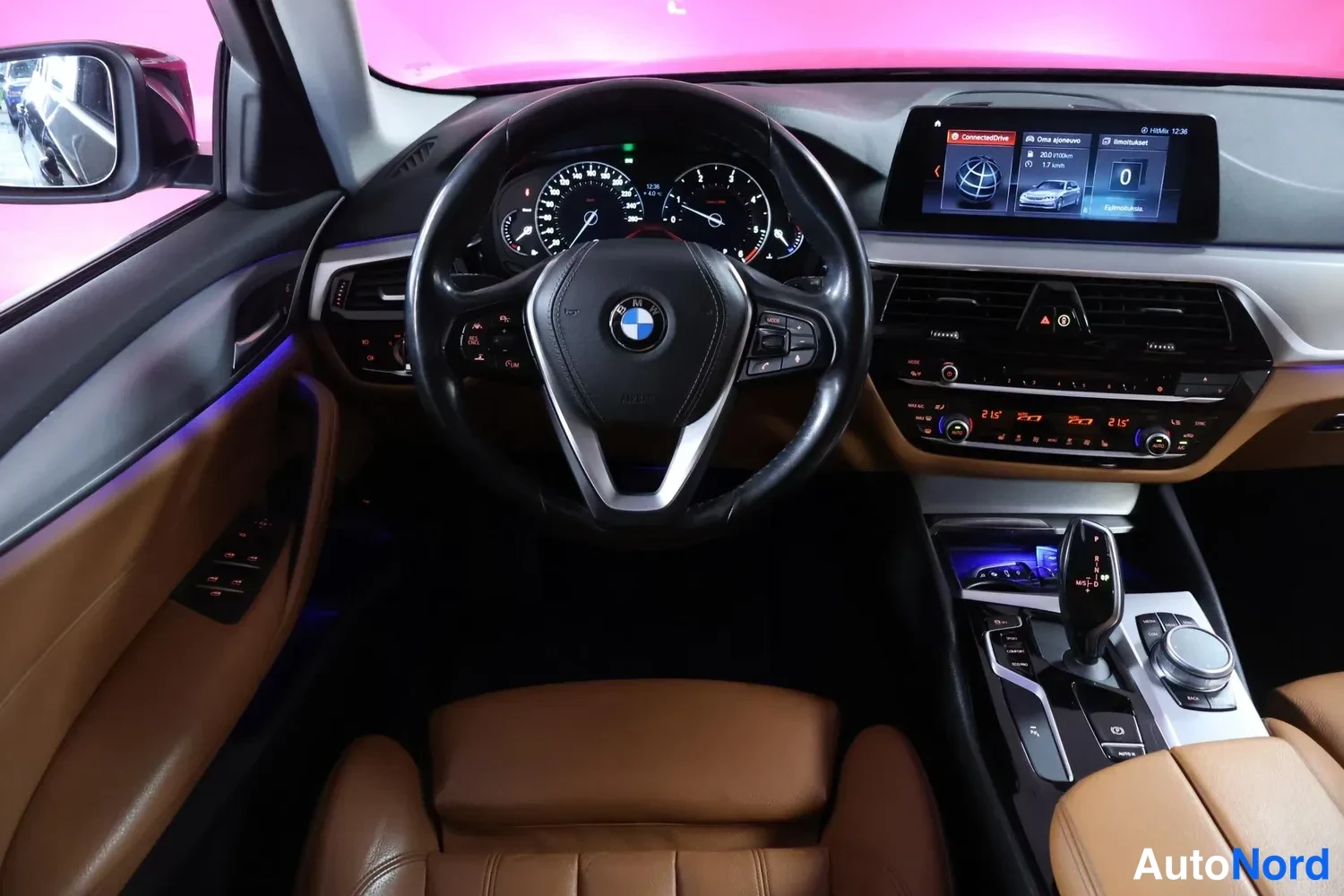 Muu: Auton ohjaamo: BMW-ohjauspyörä, analogiset mittarit, kosketusnäyttö, tanlea nahkaverhoilu ja automaattivaihteen valitsin.