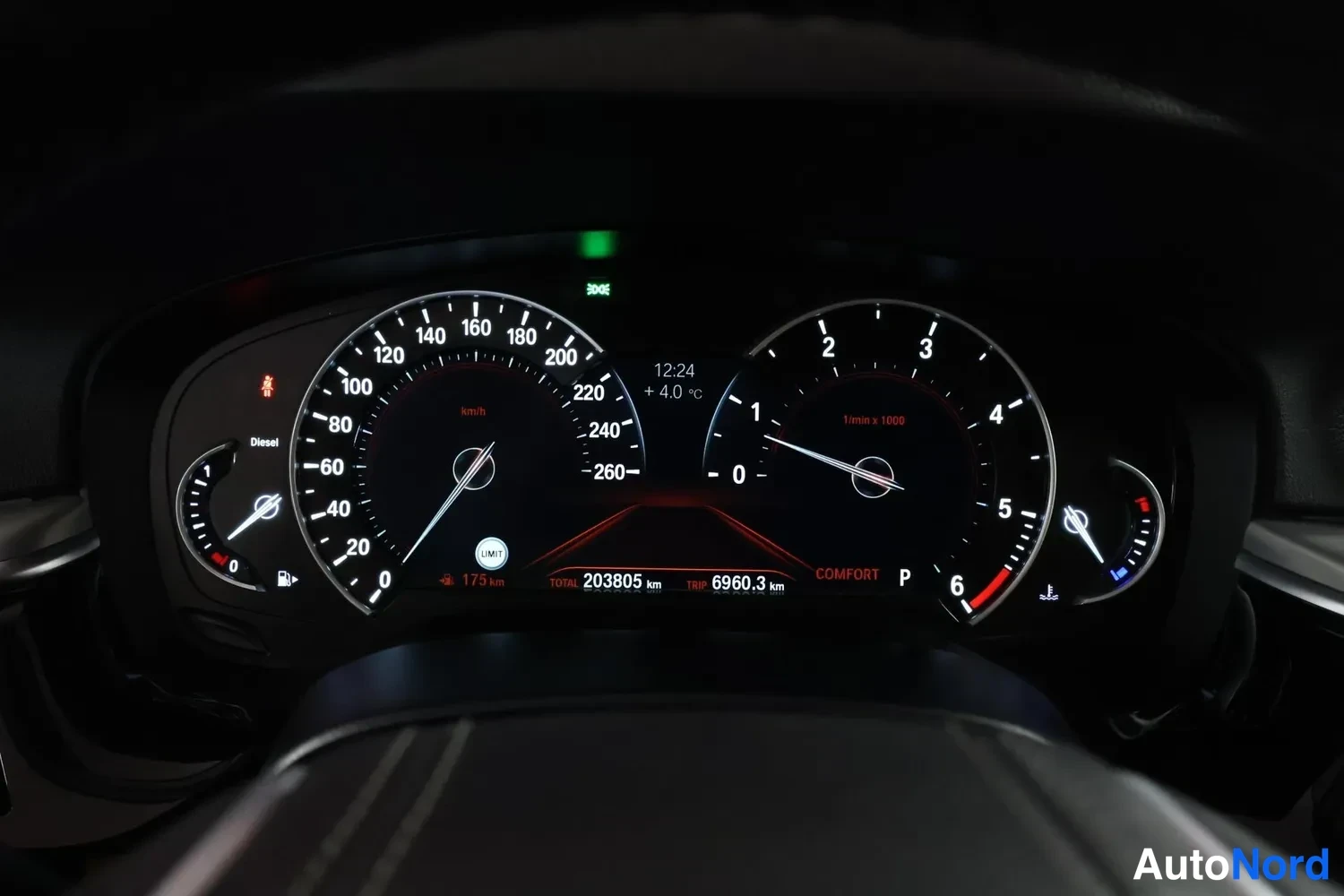 Muu: Kojelautarenäyttö pimeässä: nopeusmittari 260 km/h asti, matkakilometrit TOTAL 203805 km ja TRIIP 6960,3 km,Diesel-merkintä.