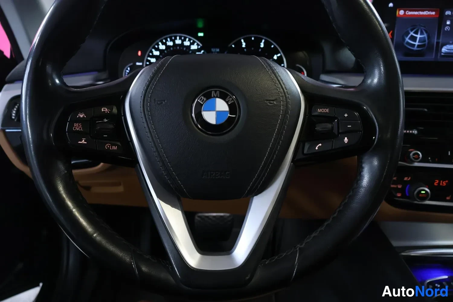 Muu: Ohjauspyörä lähikuvassa BMW:n embleemillä ja monitoimipainikkeilla, RES ONCIL- ja LIM-painikkeet vasemmalla.