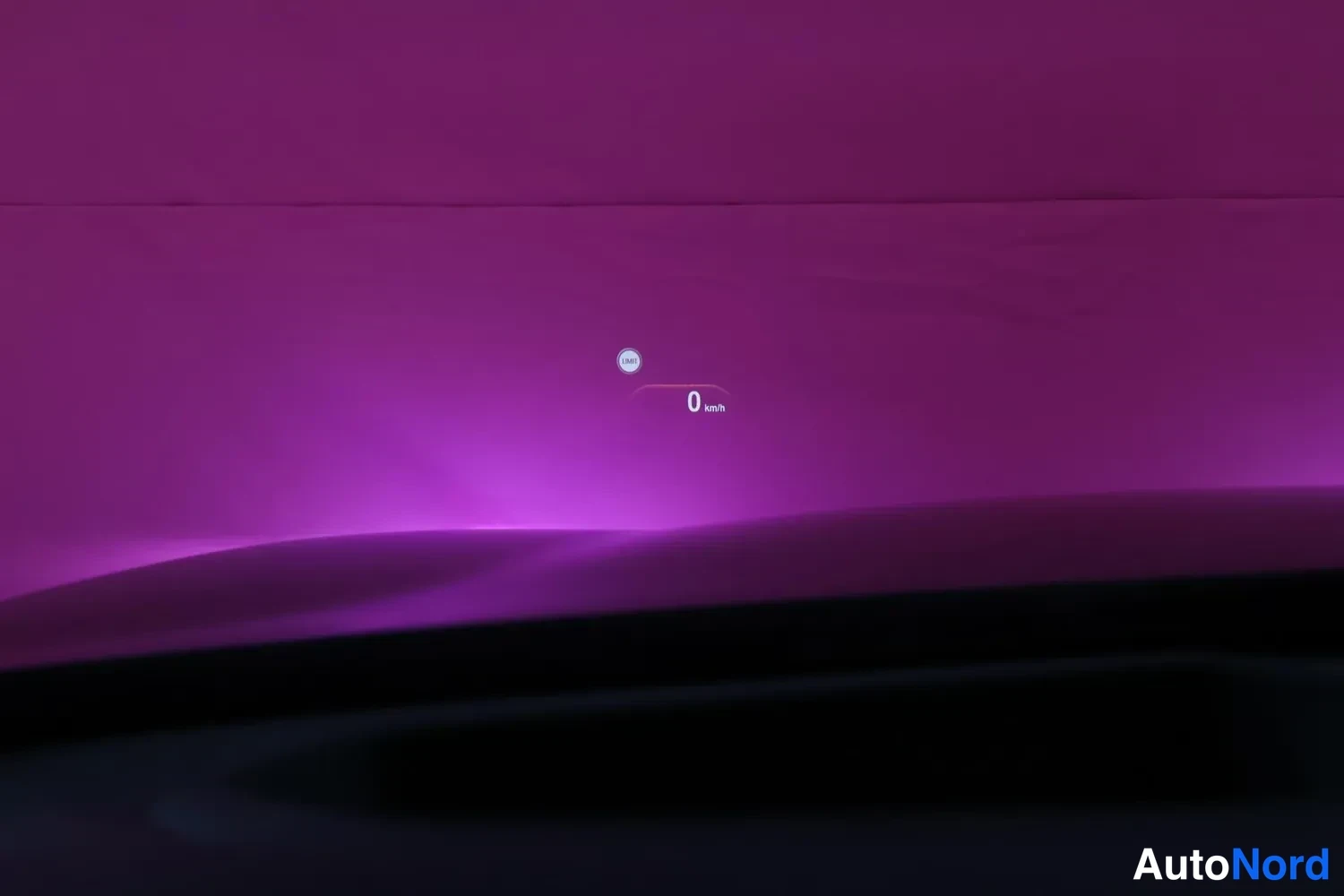 Muu: Instrumenttien näyttö tummansinisenä violettia valaistuksessa, nopeudeksi näytetään 0 km/h.
