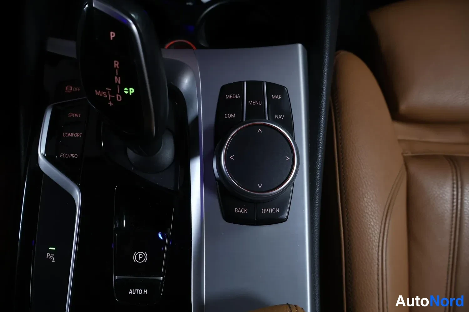 Muu: Keskikonsoli: automaattivaihteiston valitsin (P R N D, M/S), ajotilat SPORT, COMFORT, ECO PRO, iDrive-ohjain näppäimillä MEDIA, MENU, MAP, COM, NAV, BACK, OPTIO