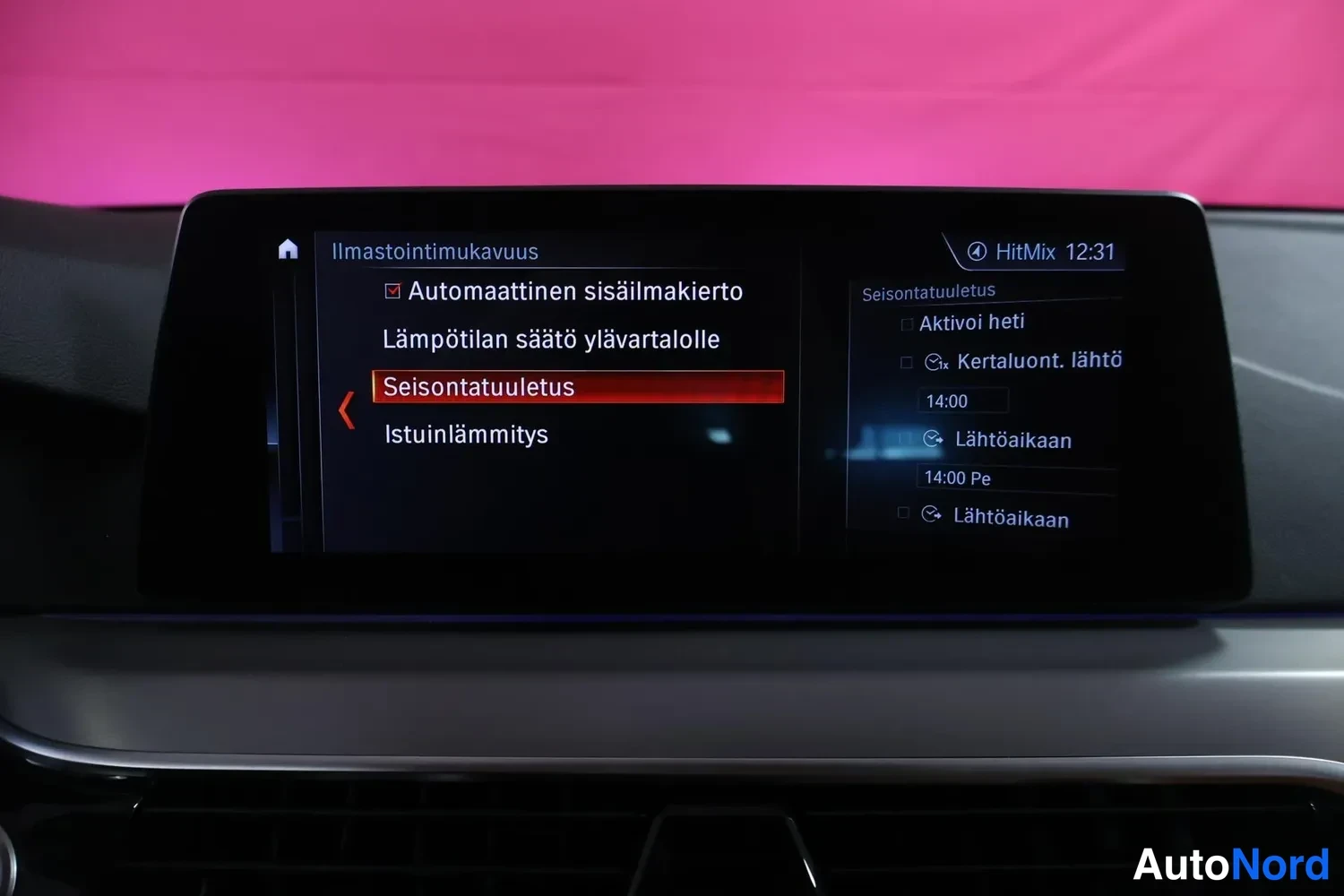 Yksityiskohta: Auton infotainment-näyttö ilmastointivalikossa, Seisontatauleitus valittuna