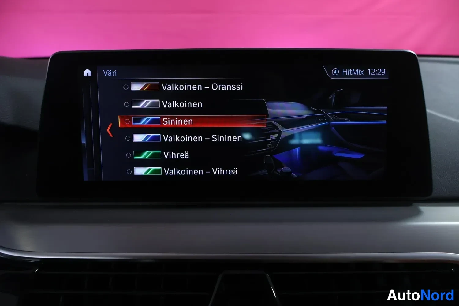Yksityiskohta: Auton infotainment-näytön ympäristövalon värivalikko, Sininen valittuna