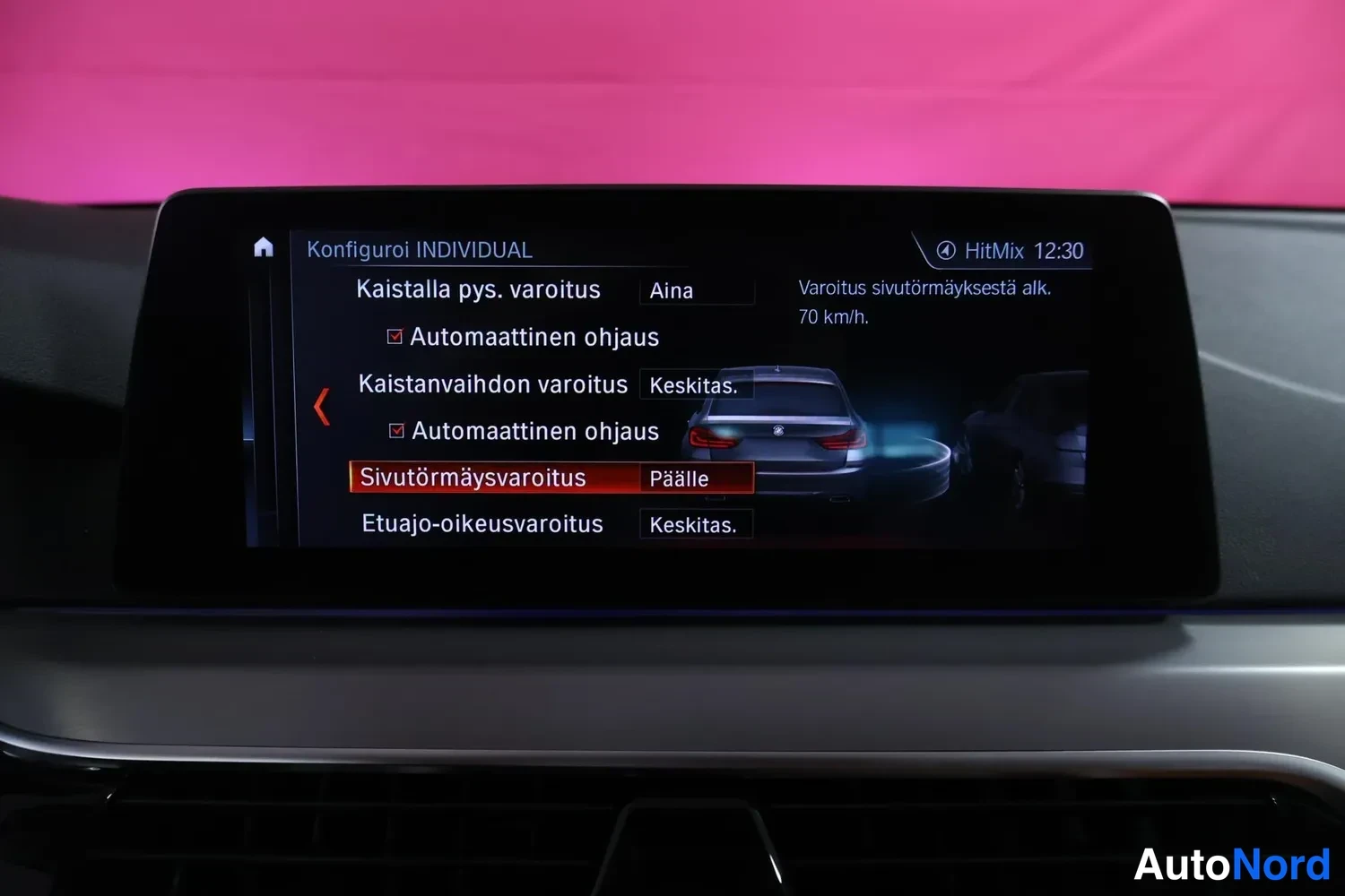 Yksityiskohta: Auton infotainment-näyttö Configuroi INDIVIDUAL -valikossa, turvallisuusvaroituksen asetukset näkyvissä