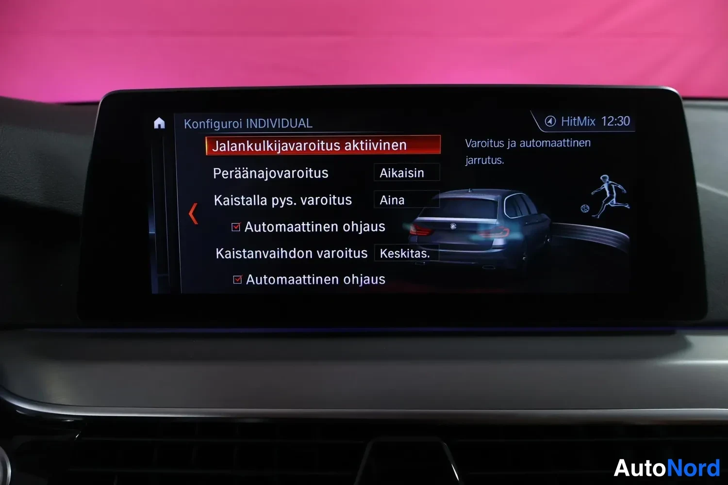 Yksityiskohta: Auton infotainment-näyttö Configuroi INDIVIDUAL -valikossa, jalankulkijavaroitus aktiivinen korostettuna