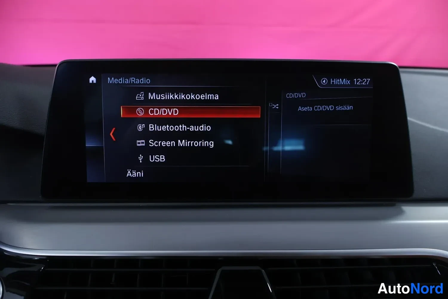 Yksityiskohta: Infotainment-näytön Media/Radio-valikko, jossa korostettuna CD/DVD ja muita vaihtoehtoja kuten Bluetooth-audio, Screen Mirroring ja USB.