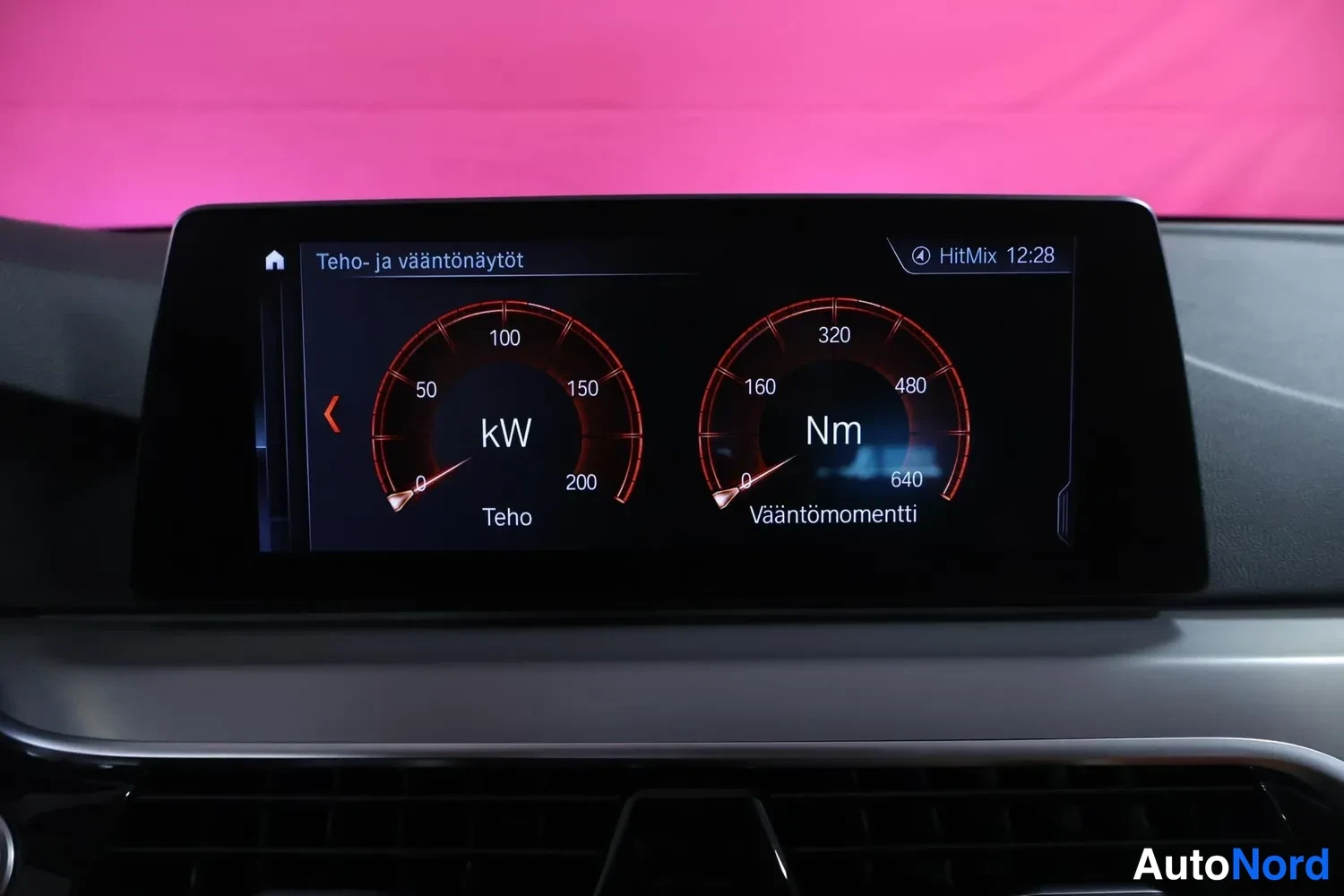 Yksityiskohta: Infotainment-näyttö näyttää teho- ja vääntömittarit kW ja Nm.