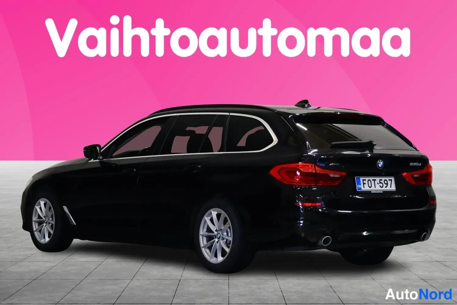 Takaviisto: Mustan BMW:n takakolmasosa vasemmalta, rekisterikilpi, takaosa oikealla.