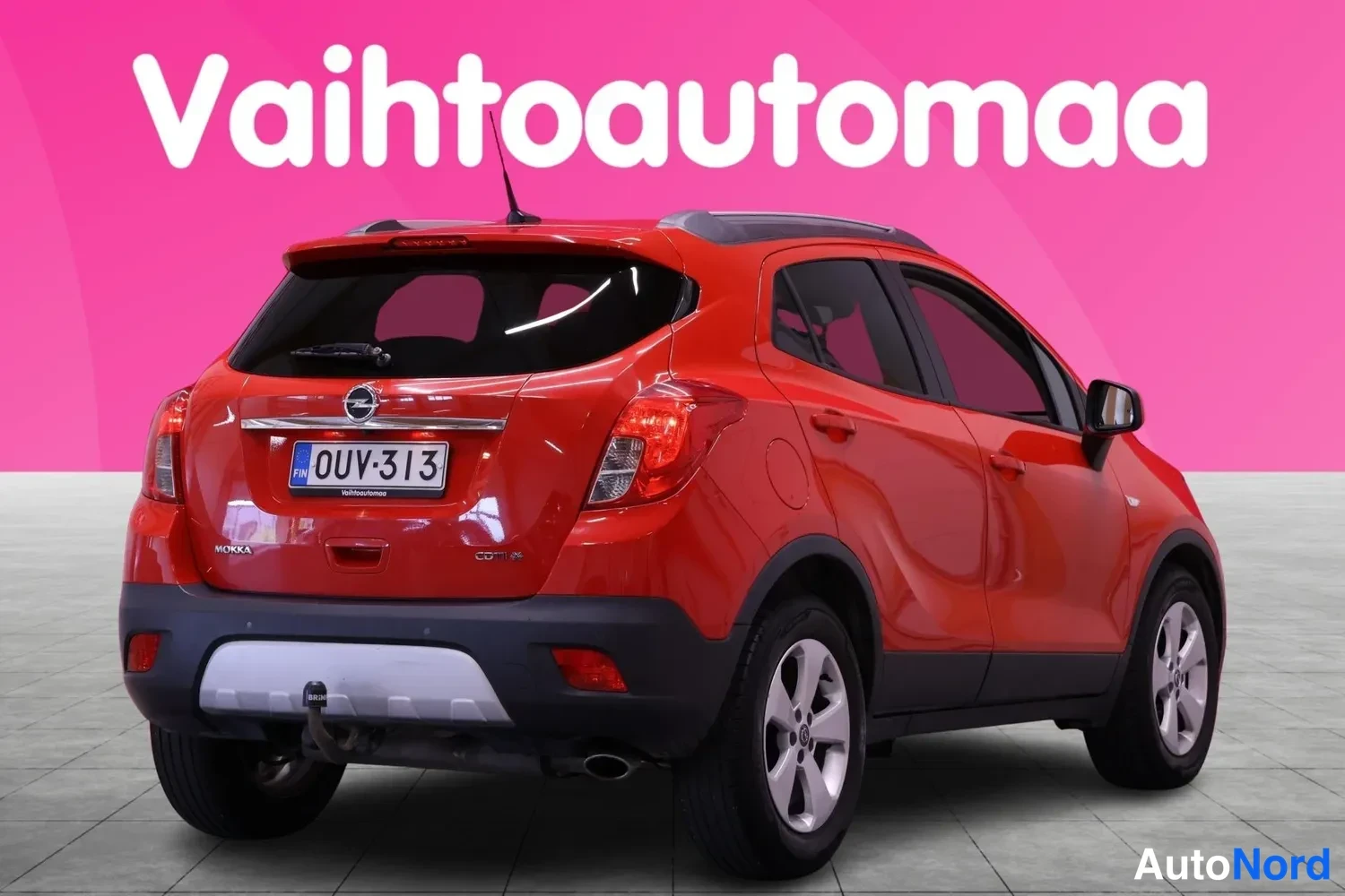 Takaviisto: Punainen Opel Mokka takaokolmasosakulmasta; rekisteritunnus, nokka vasemmalle.