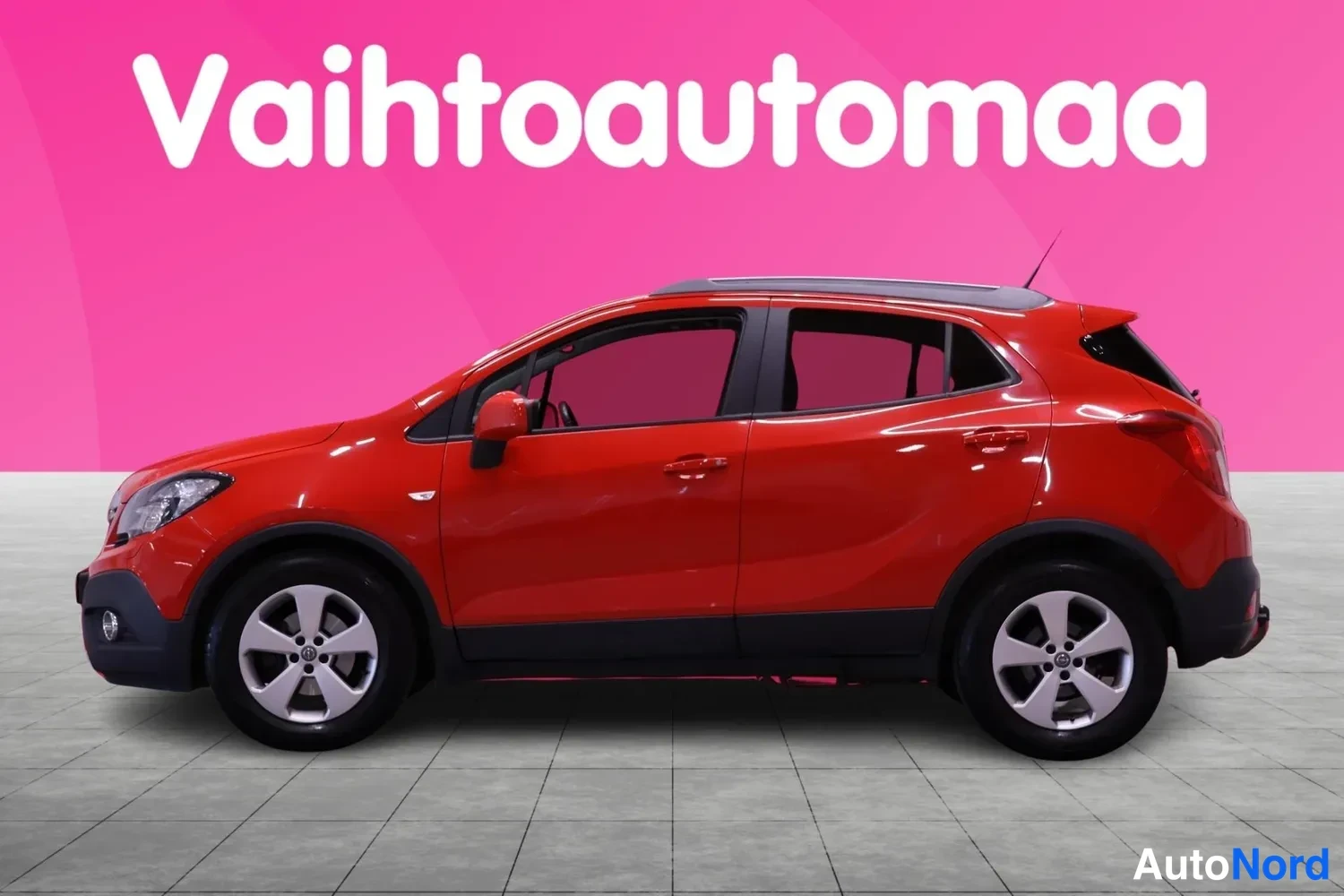 Sivulta: Opel Mokka sivulta oikealta nähtynä, punainen korirakenne ja seitsemän puhutut pyörät.