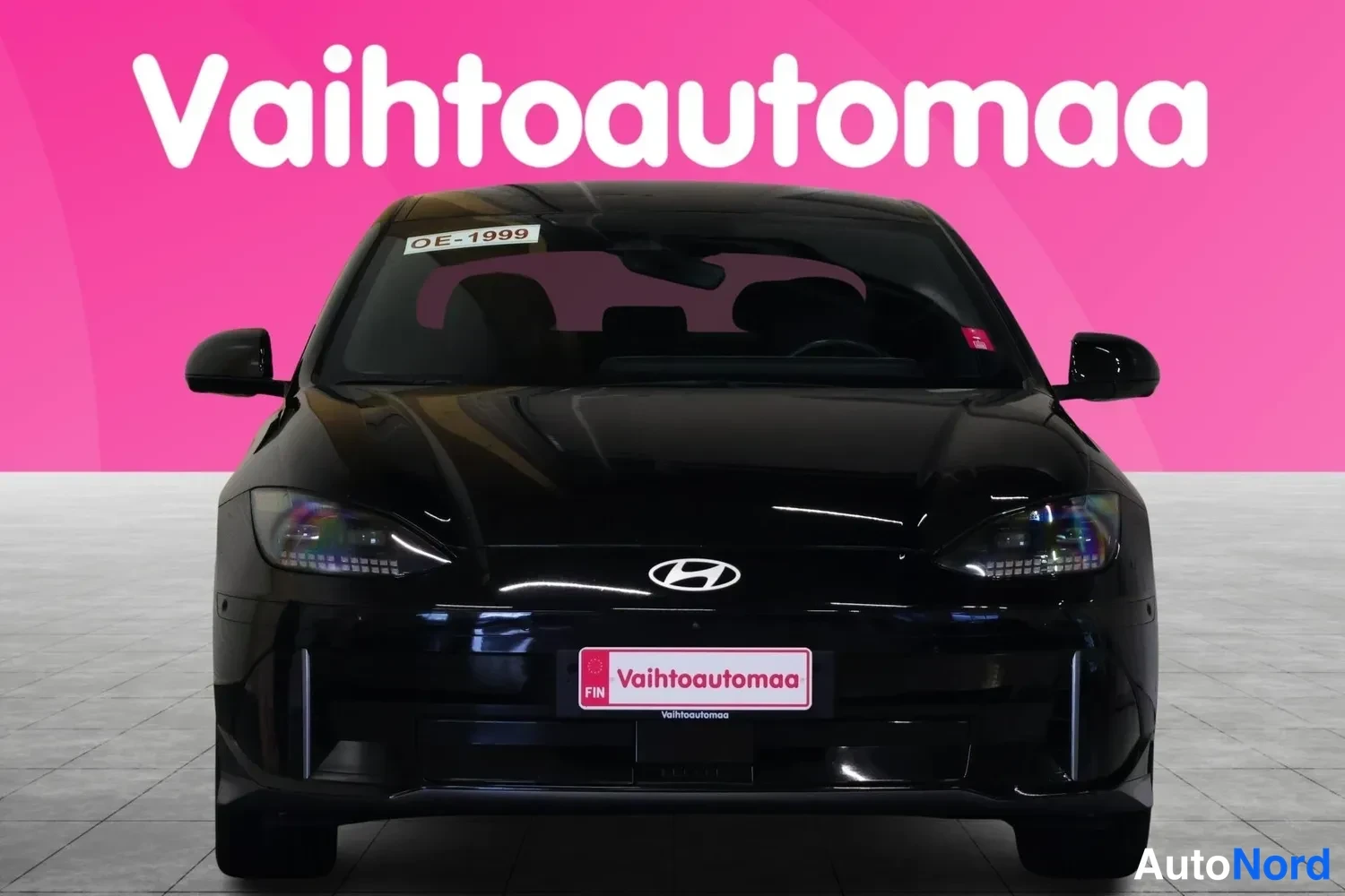 Edestä: Musta Hyundai Ioniq 6 suoraan edestä kuvattuna.