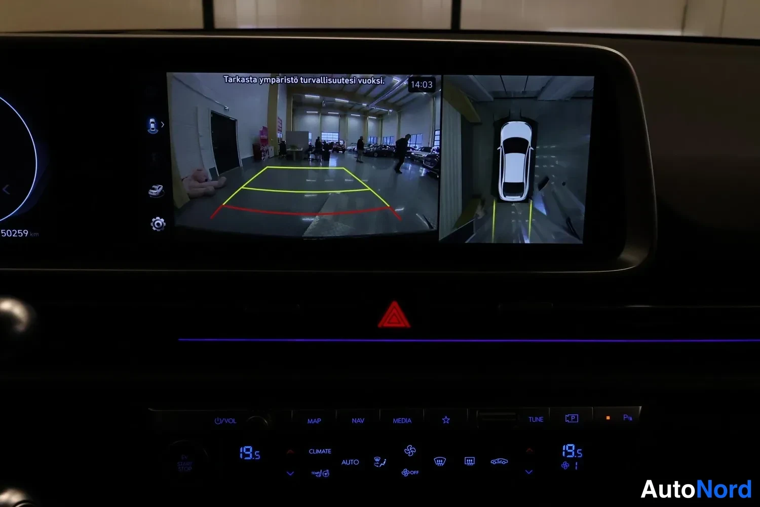 Muu: Kojetaulun keskellä oleva infotainment-näyttö näyttää ympäristökameran ylhäältäkuvan autosta ja kameranäkymän opasviivoineen; alla oleva ilmastointipaneeli näyt