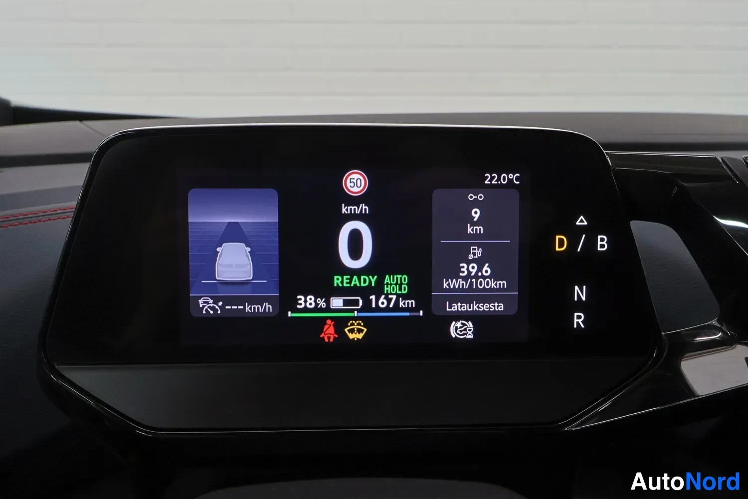 Muu: Digitaalinen mittaristo suoraan edestä: nopeus 0 km/h, akku 38 %, toimintasäde 167 km.