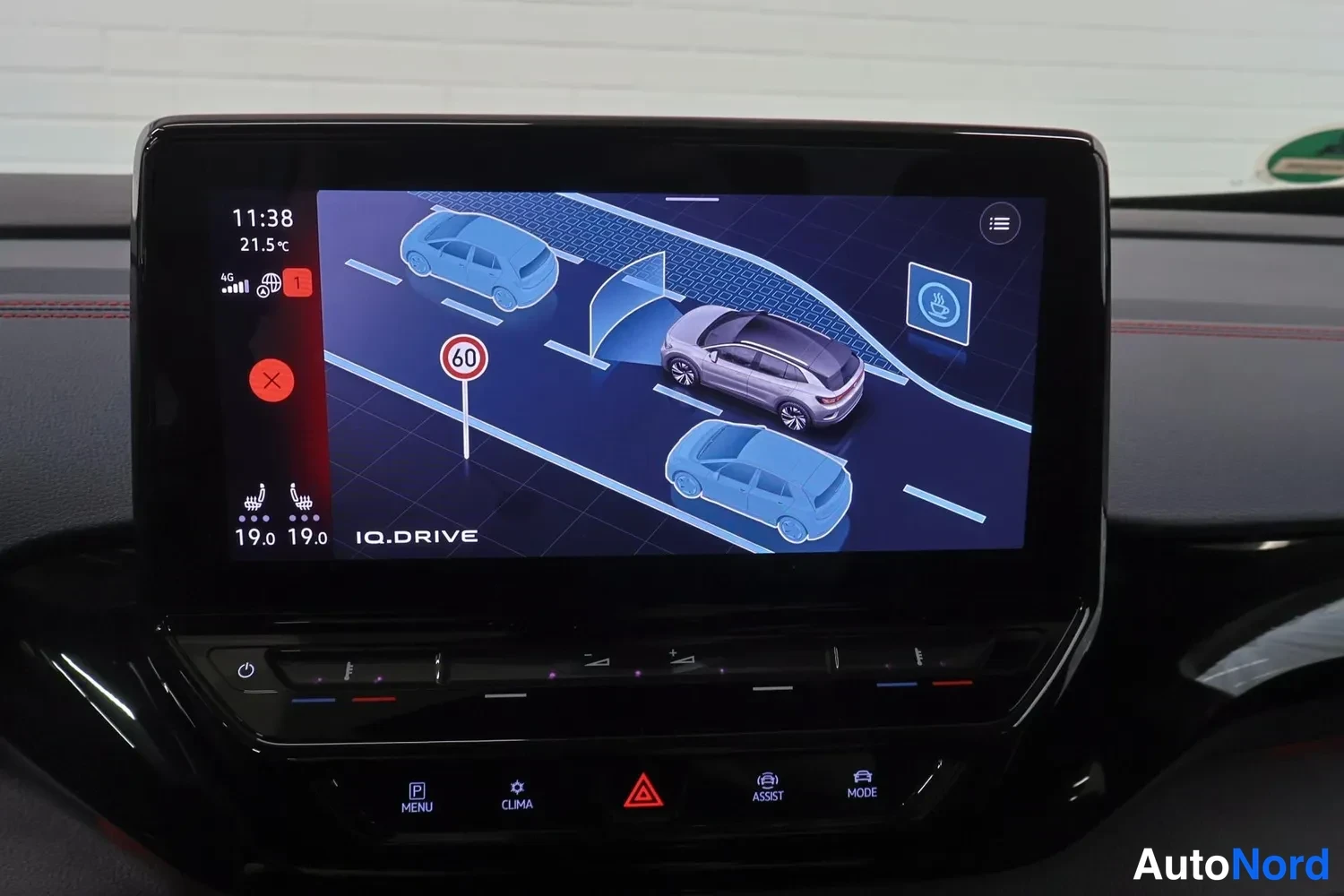 Yksityiskohta: Infotainment-näyttö esittää IQ.DRIVE-assistentin näkymää, jossa autot ja nopeusrajoitus 60 merkkinä.