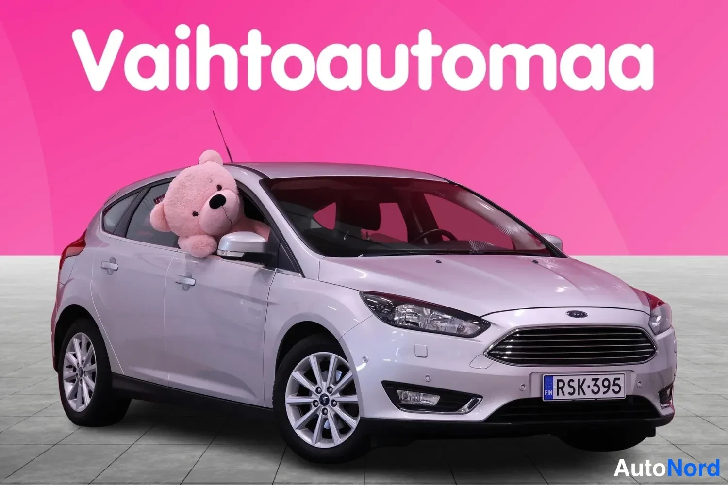 Etuviisto, nokka oikealle: Hopeanvärinen Ford Focus -viistoperä kuvattu etualalta oikealta, keula ja oikea kylki näkyvissä, rekisteritunnus.