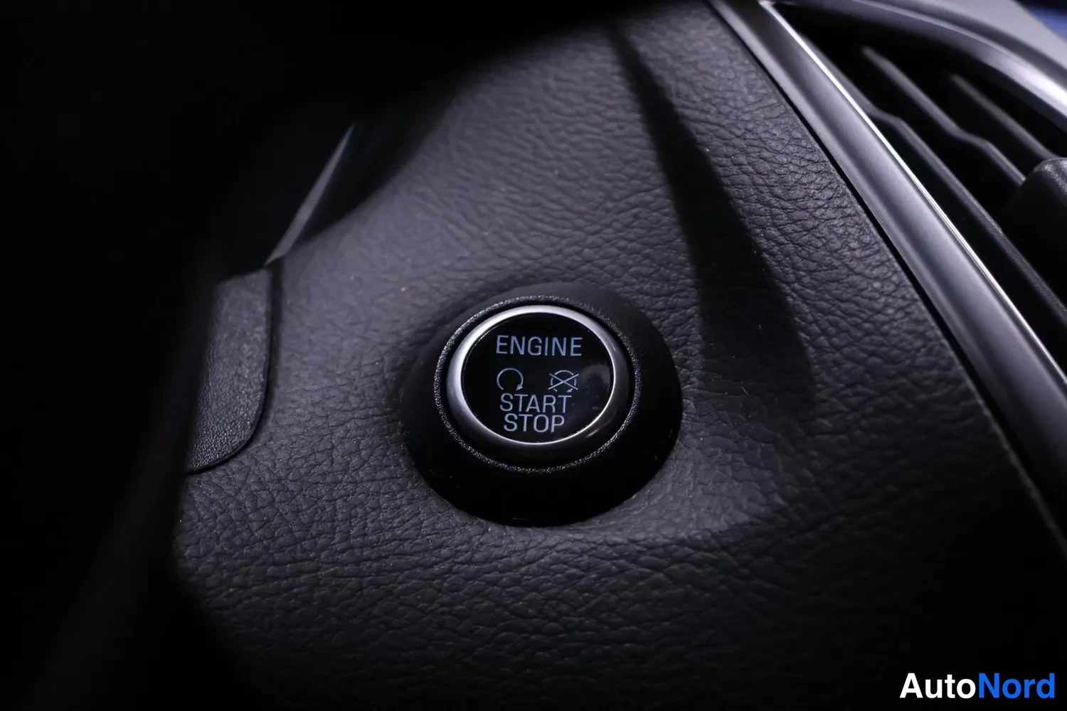 Yksityiskohta: Engine Start Stop -käynnistyspainike