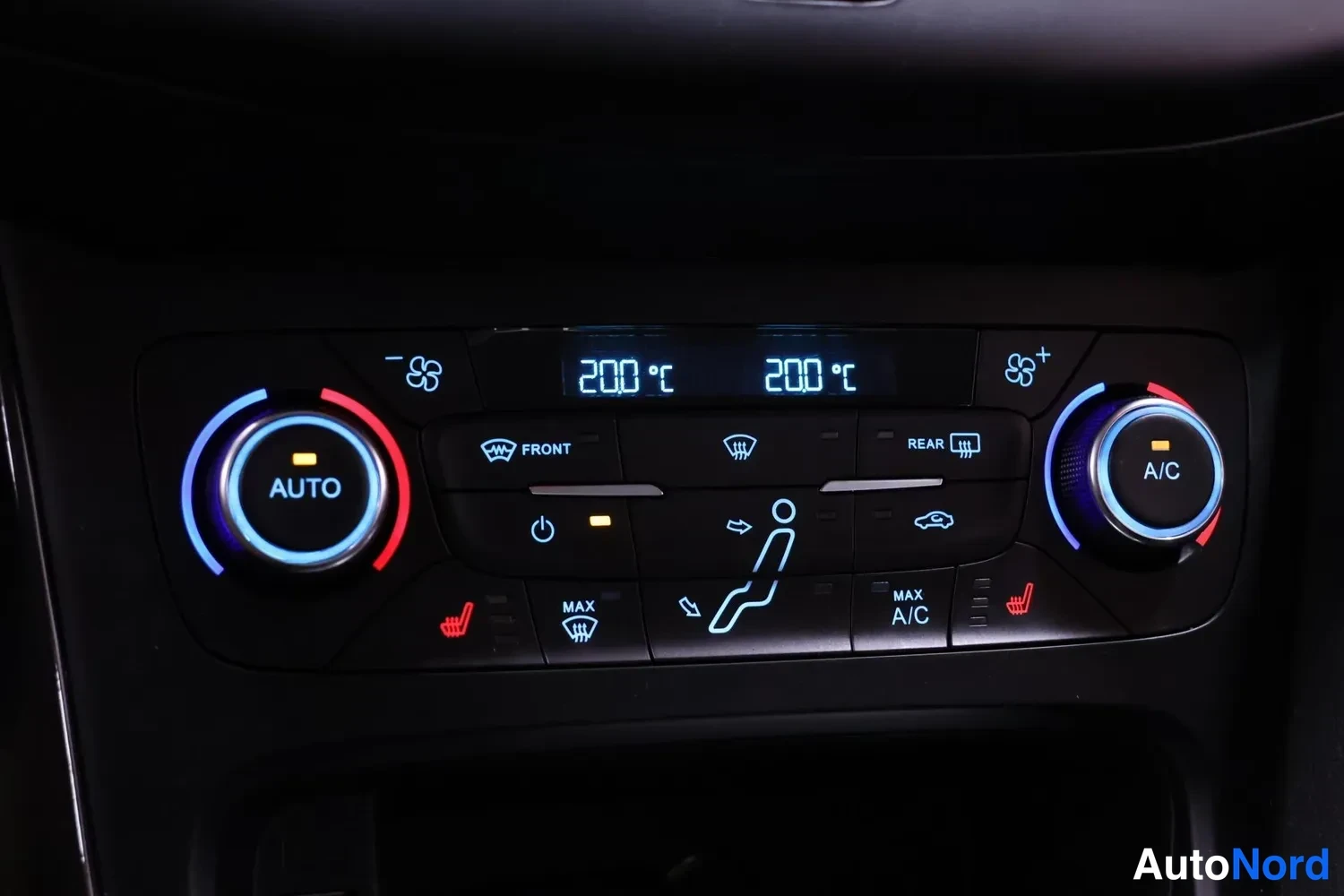 Yksityiskohta: Kaksivyöhykkeinen automaattinen ilmastointipaneeli: AUTO- ja A/C-säätimet, lämpötilat 20,0 °C molemmin puolin sekä etu- ja takalasin lämmityspainikkeet.