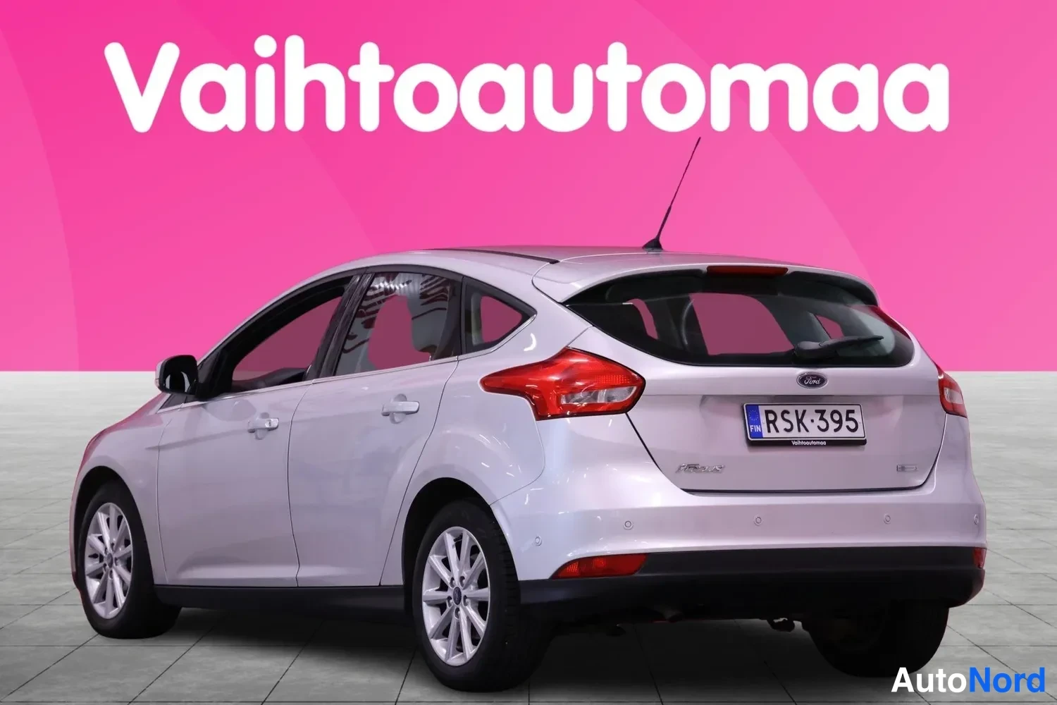 Takaviisto: Hopeanväräisen Ford Focus -henkilöauton takapää ja vasen sivu näkyvät studiossissa; rekisteritunnus.