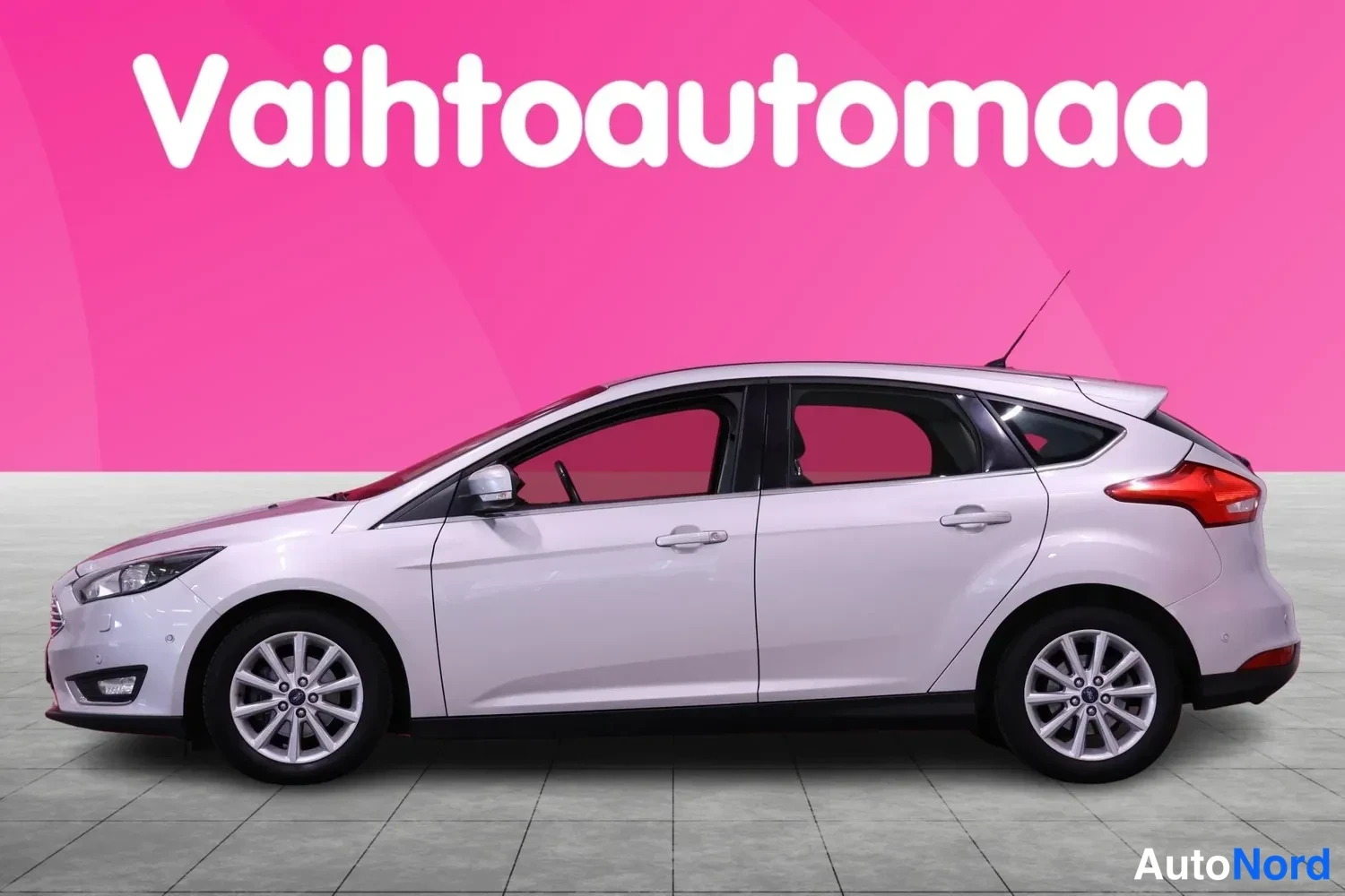 Sivulta: Hopeanväräisen Ford Focus -henkilöauton vasen sivu näkyy studiossa.