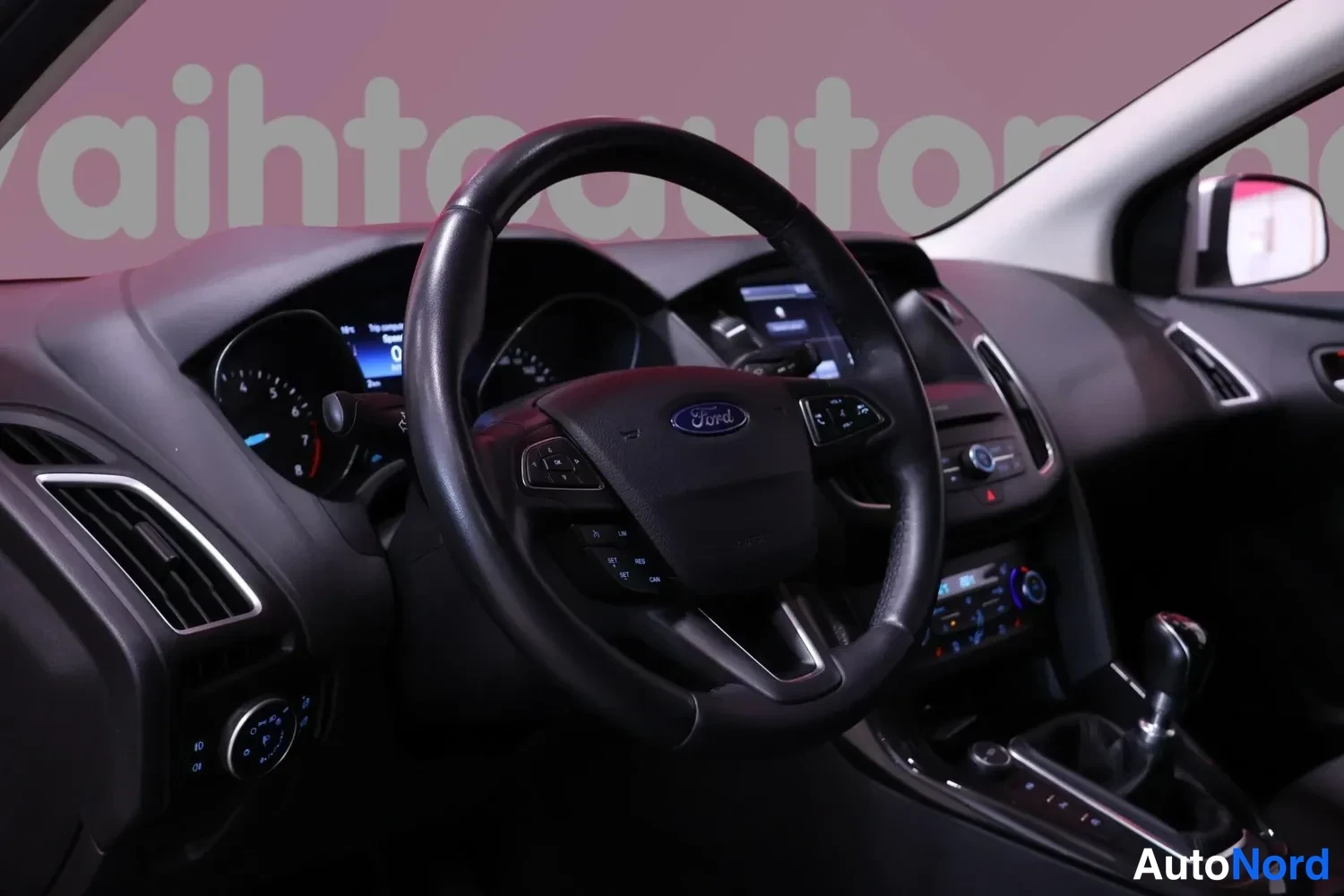Muu: Ford-ohjauspyörä, kojelauta ja keskikonsoli
