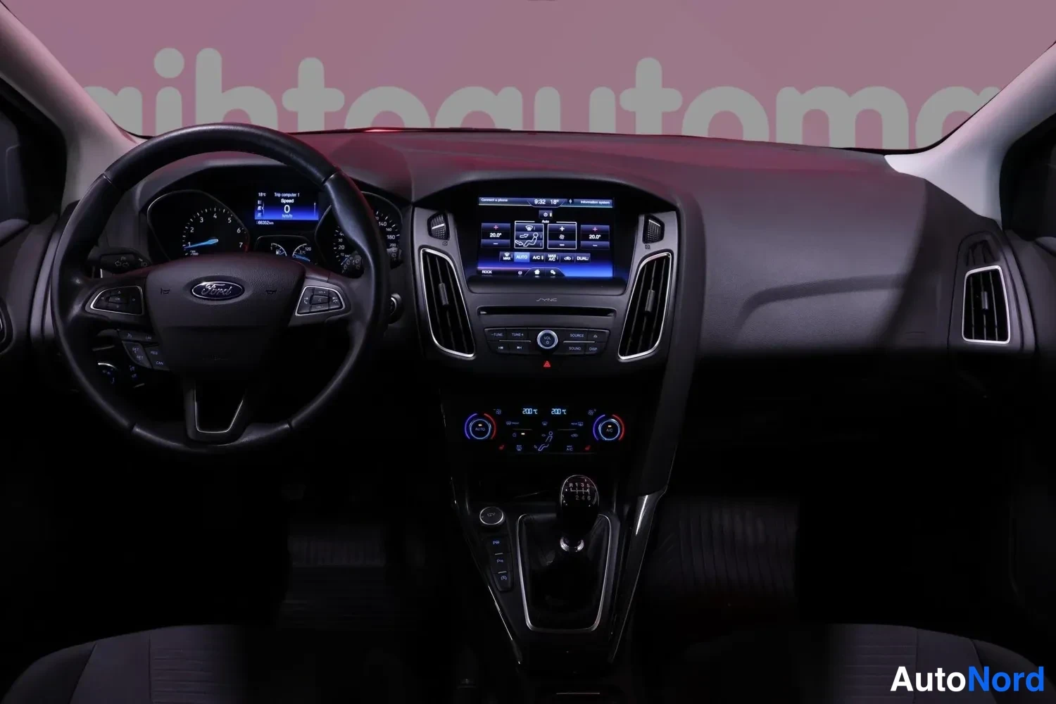 Muu: Ohjaamo ylhäältä: Ford-ohjauspyörä, mediateksti ja manuaalivaihteisto