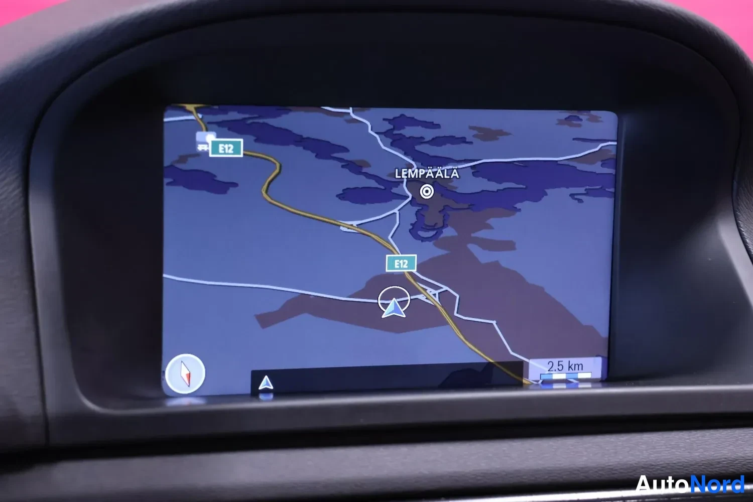 Muu: Autoasetuksen infotainment-näyttö: navigointikartta, jossa lukee LEMPÄÄLA, E12 ja 2,5 km.